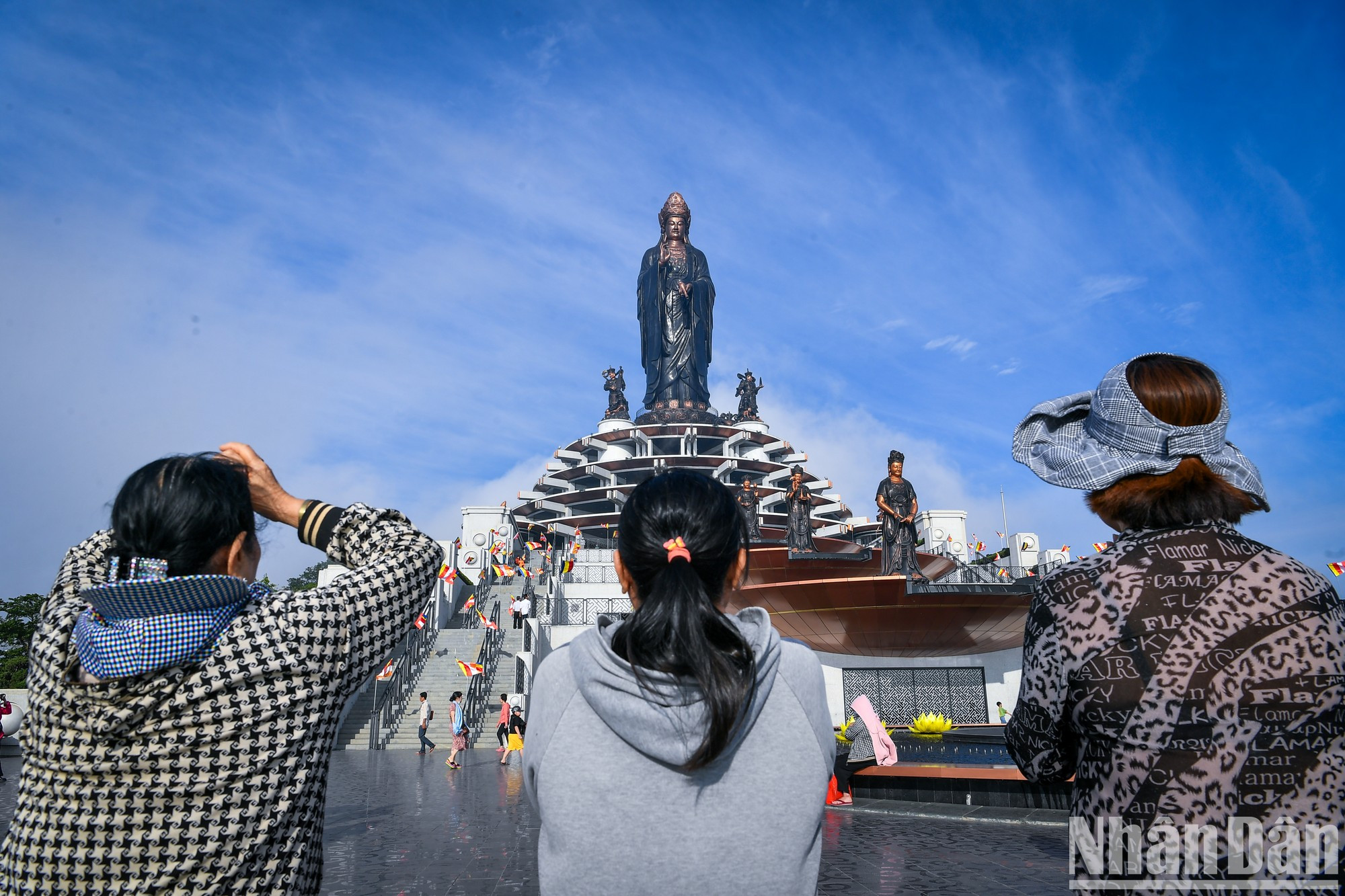 La estatua de Buda y muchas otras obras arquitectónicas realzan el excepcional potencial turístico de Tay Ninh.