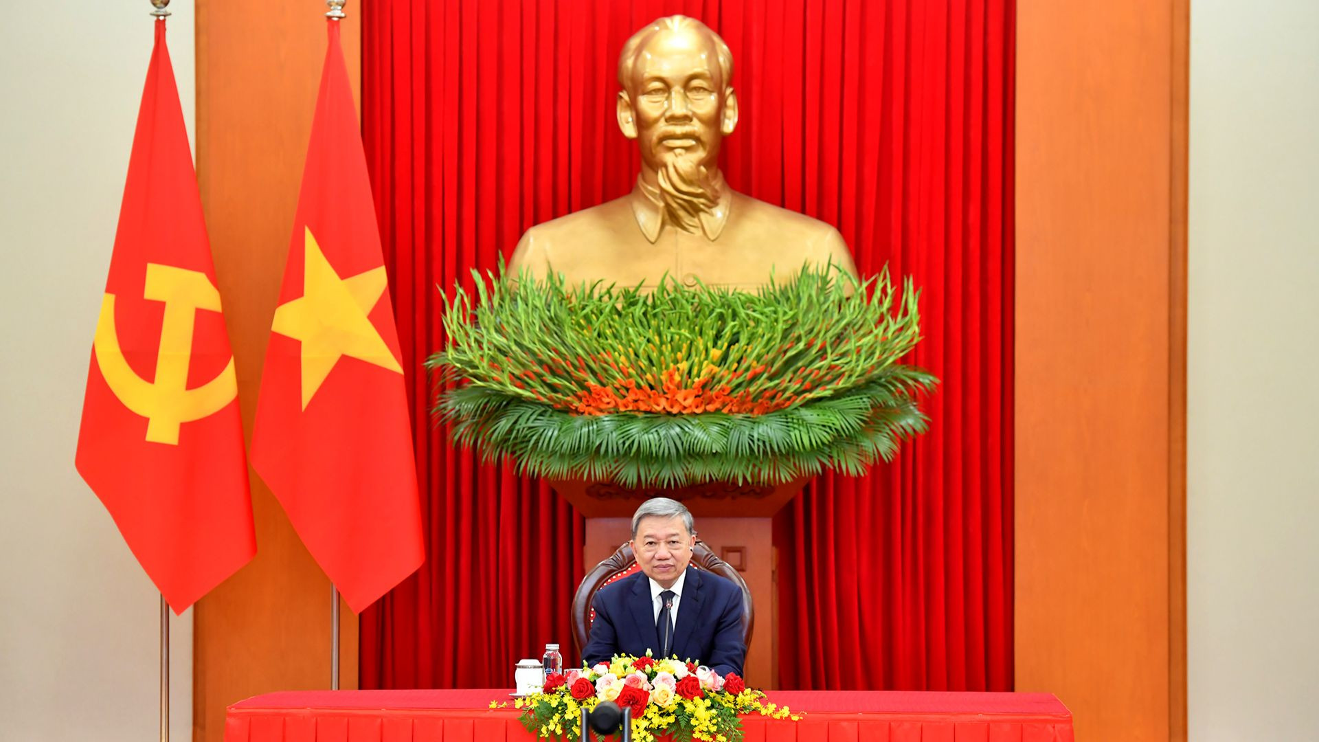 [Foto] Líder partidista vietnamita mantiene llamada telefónica con presidente sudafricano
