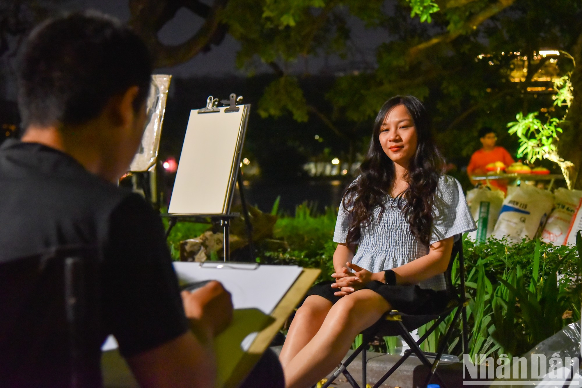 Una turista de Ciudad Ho Chi Minh dijo que esta es la primera vez que visita Hanói. Eligió la calle peatonal del lago Hoan Kiem como su destino porque quiere experimentar la atmósfera de la capital durante las vacaciones. Una turista de Ciudad Ho Chi Minh dijo que esta es la primera vez que visita Hanói. Eligió la calle peatonal del lago Hoan Kiem como su destino porque quiere experimentar la atmósfera de la capital durante las vacaciones.