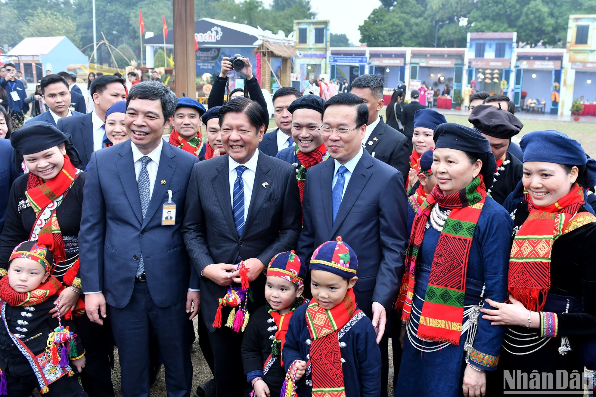 El presidente Vo Van Thuong y su par filipino, Ferdinand Marcos Jr., visitan la Ciudadela Imperial de Thang Long. El presidente Vo Van Thuong y su par filipino, Ferdinand Marcos Jr., visitan la Ciudadela Imperial de Thang Long.