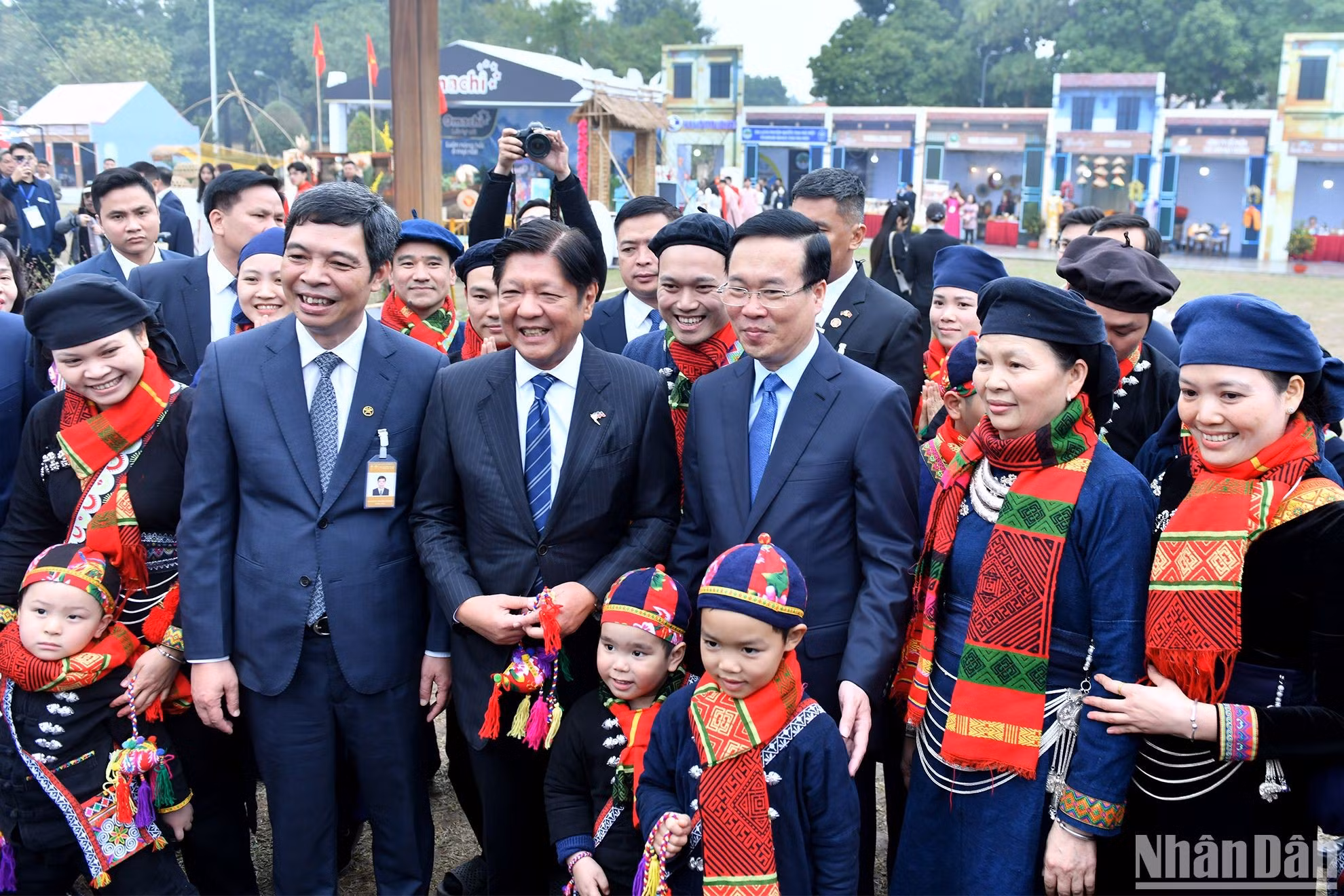 El presidente Vo Van Thuong y su par filipino, Ferdinand Marcos Jr., visitan la Ciudadela Imperial de Thang Long.