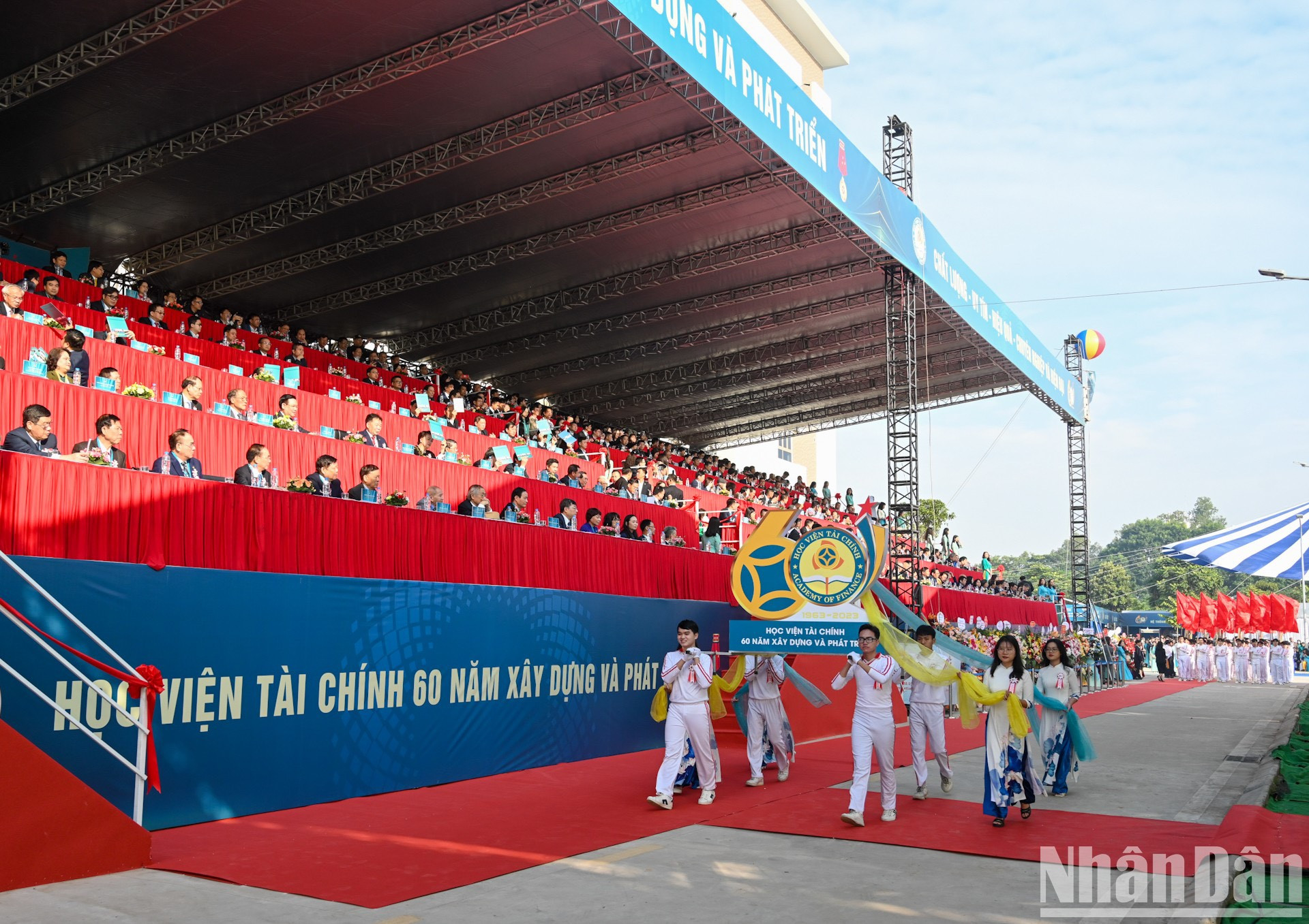 Desfile de trabajadores, profesores y estudiantes de la Academia. Desfile de trabajadores, profesores y estudiantes de la Academia.