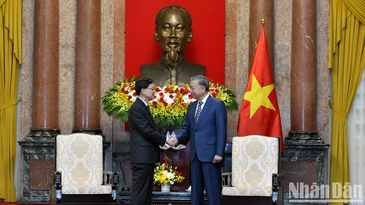 El presidente vietnamita, To Lam, y el jefe ejecutivode la Región Administrativa Especial de Hong Kong (China), Lee Ka-chiu, en el Palacio Presidencial. El presidente vietnamita, To Lam, y el jefe ejecutivode la Región Administrativa Especial de Hong Kong (China), Lee Ka-chiu, en el Palacio Presidencial.