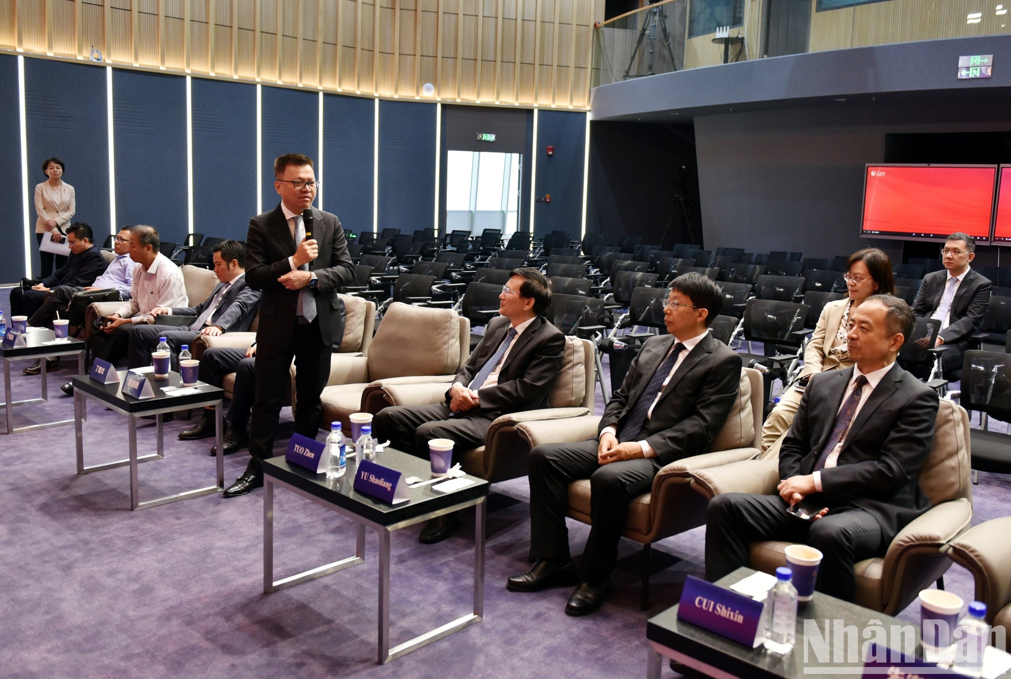 Quoc Minh detalla las innovaciones de Nhan Dan en los últimos años cuando visita el estudio que elabora productos multimedia para el diario chino.