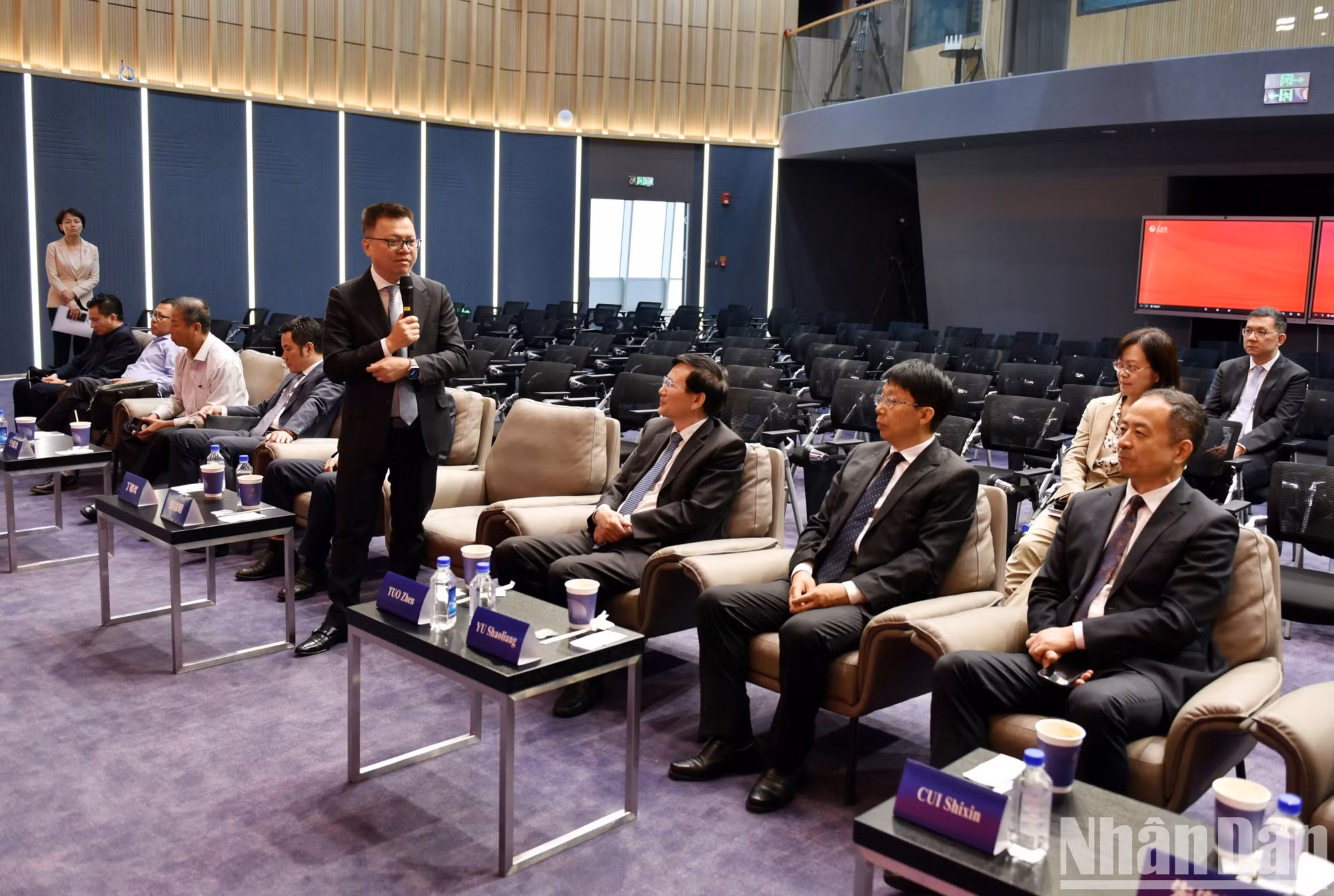 Quoc Minh detalla las innovaciones de Nhan Dan en los últimos años cuando visita el estudio que elabora productos multimedia para el diario chino.
