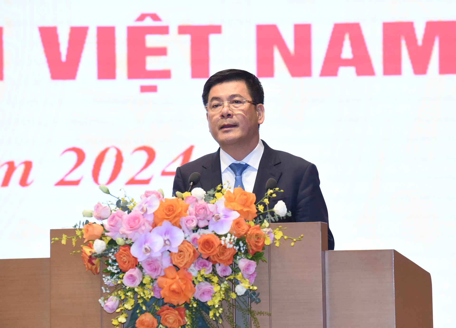 El ministro de Industria y Comercio, Nguyen Hong Dien, habla sobre cómo ayudar a la sociedad a tener una visión más amigable y tratar de manera más justa a las empresas vietnamitas, especialmente a las pequeñas y medianas, en comparación con las de IED.