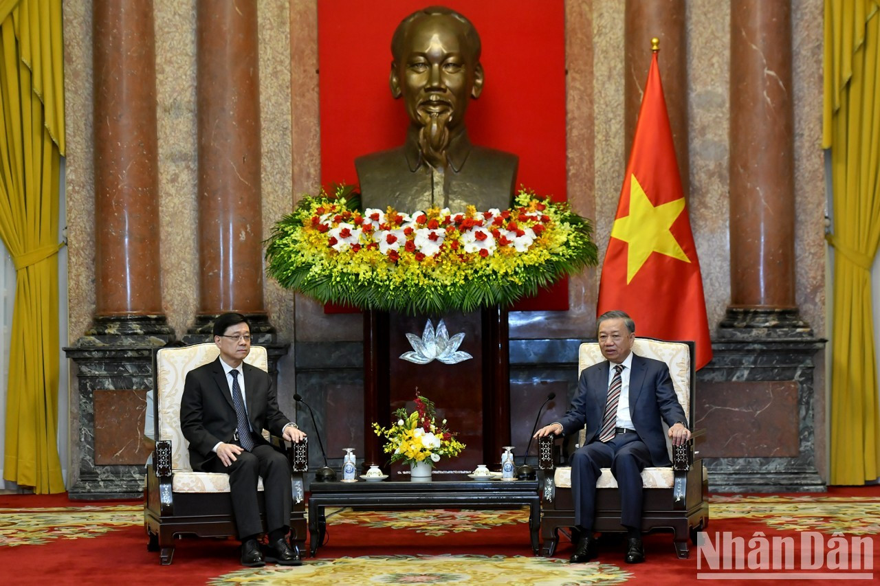 El presidente vietnamita, To Lam, recibe al jefe ejecutivo de la Región Administrativa Especial de Hong Kong (China), Lee Ka-chiu. El presidente vietnamita, To Lam, recibe al jefe ejecutivo de la Región Administrativa Especial de Hong Kong (China), Lee Ka-chiu.