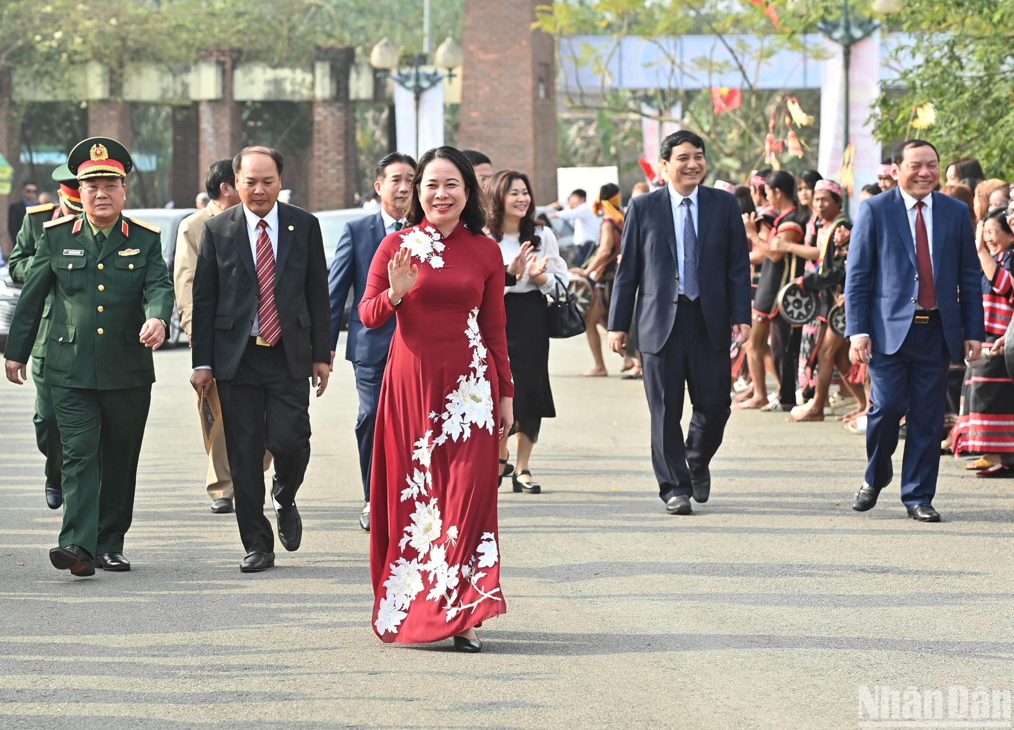 [Foto] Presidenta interina vietnamita asiste a festival de colores primaverales 