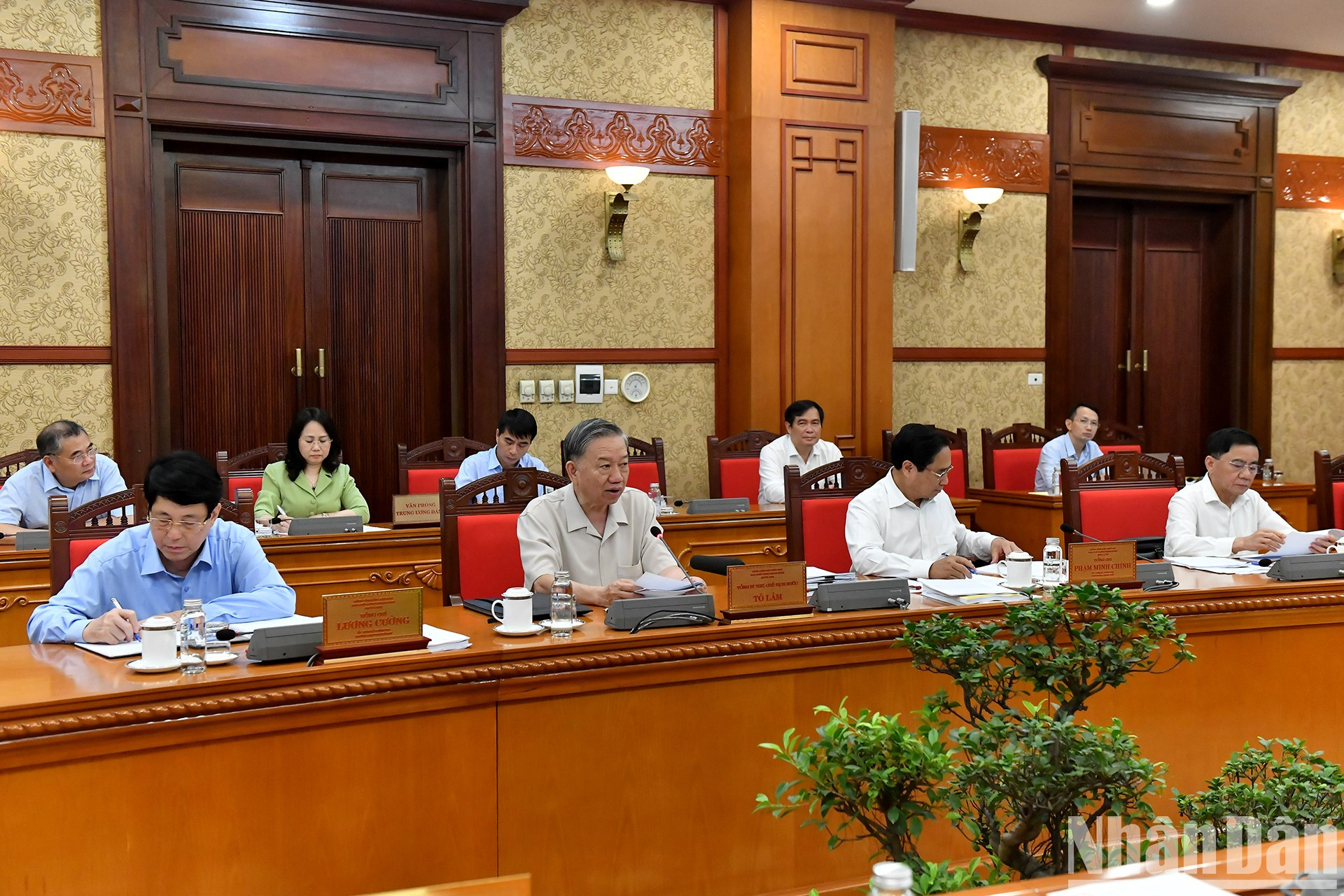 El máximo dirigente vietnamita y los altos funcionarios del Partido y del Estado. El máximo dirigente vietnamita y los altos funcionarios del Partido y del Estado.