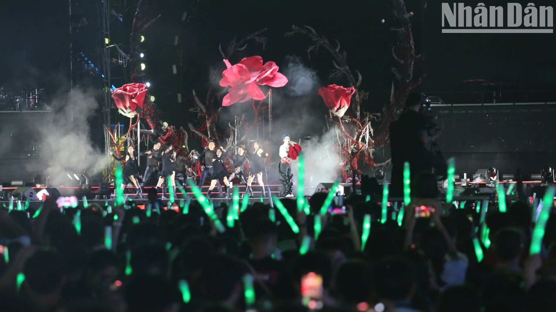 El programa de cuenta regresiva para dar la bienvenida al Año Nuevo 2025 no es solo un evento de entretenimiento, sino que también tiene un profundo significado cultural y emocional. Supone una oportunidad para que todos recordemos los logros del año pasado y abracemos con nuevas esperanzas y objetivos el año que está por venir. Al mismo tiempo, el evento contribuye a proyectar una imagen de Ciudad Ho Chi Minh como una ciudad dinámica, moderna y acogedora. El programa de cuenta regresiva para dar la bienvenida al Año Nuevo 2025 no es solo un evento de entretenimiento, sino que también tiene un profundo significado cultural y emocional. Supone una oportunidad para que todos recordemos los logros del año pasado y abracemos con nuevas esperanzas y objetivos el año que está por venir. Al mismo tiempo, el evento contribuye a proyectar una imagen de Ciudad Ho Chi Minh como una ciudad dinámica, moderna y acogedora.