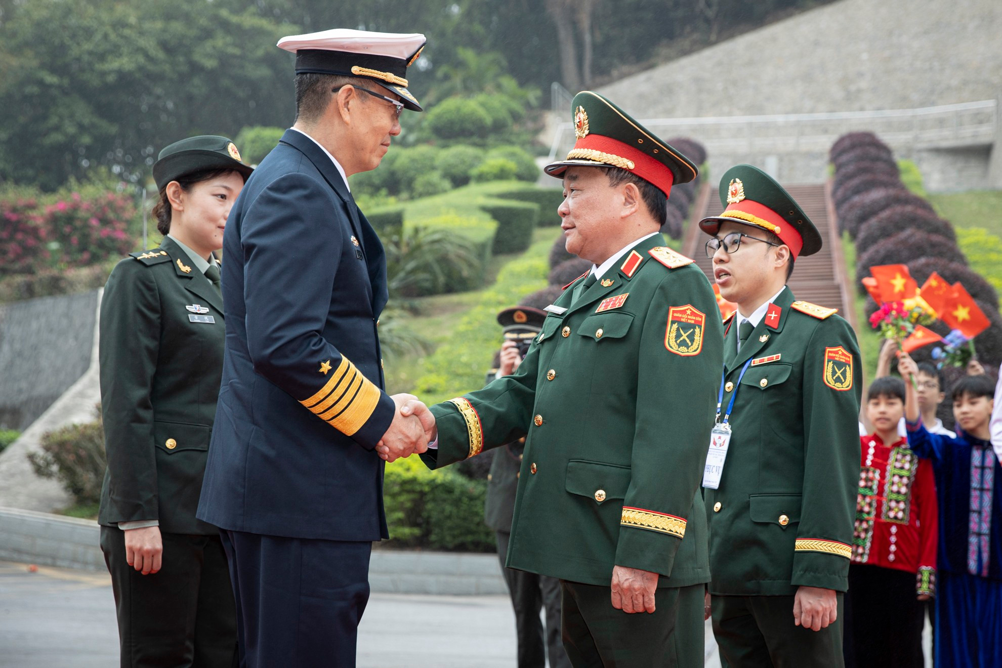 El teniente general Hoang Xuan Chien, viceministro vietnamita de Defensa, recibe a la delegación del Ministerio de Defensa de China en la línea fronteriza entre los dos países.
