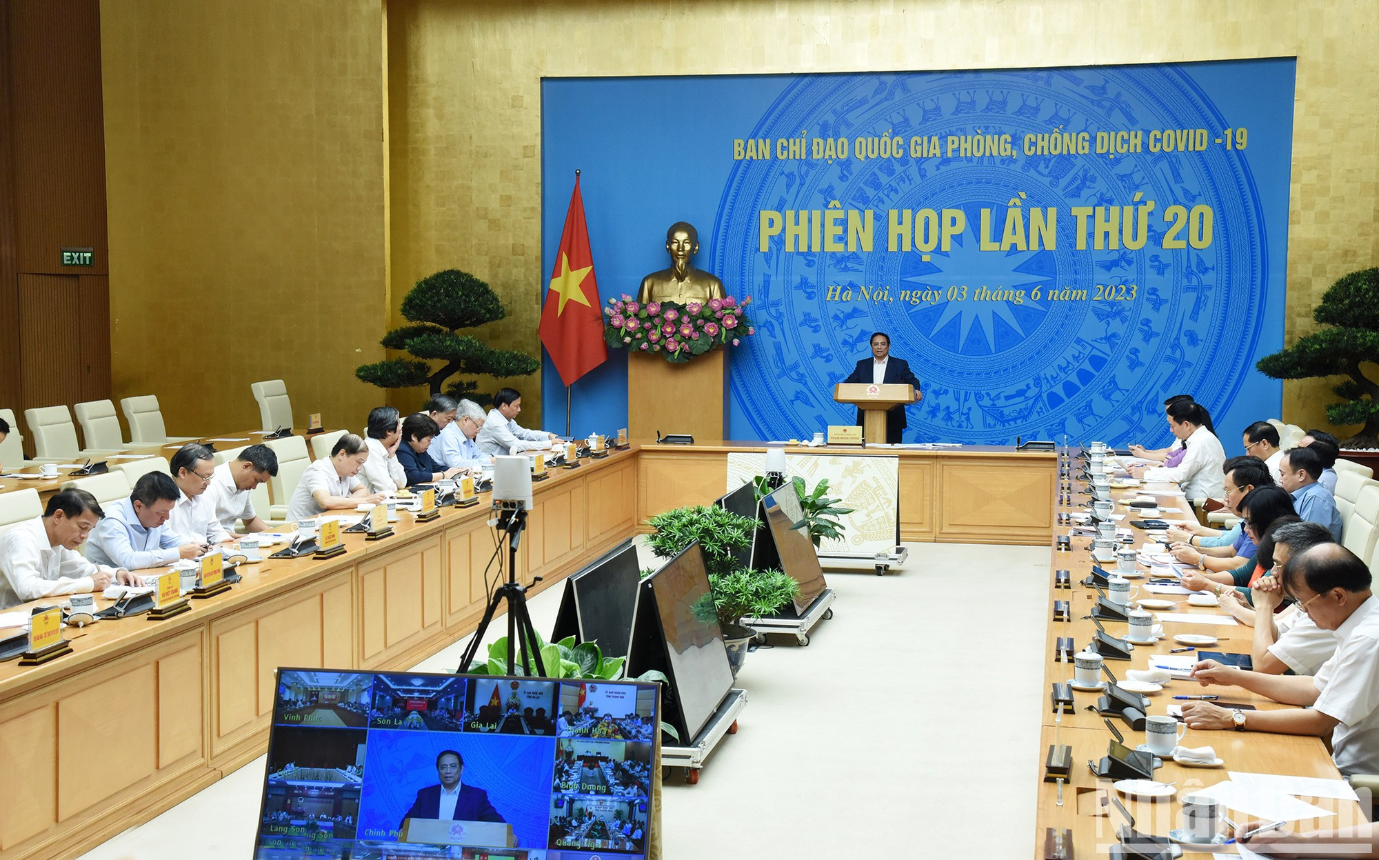 En su intervención en la reunión, Pham Minh Chinh subrayó que la enfermedad Covid-19 se ha clasificado en el grupo B de enfermedades infecciosas según la Ley de Prevención y Control al respecto. Pidió a los ministerios, sectores y localidades que sigan completando los procedimientos legales relacionados con el anuncio del fin de la pandemia. En su intervención en la reunión, Pham Minh Chinh subrayó que la enfermedad Covid-19 se ha clasificado en el grupo B de enfermedades infecciosas según la Ley de Prevención y Control al respecto. Pidió a los ministerios, sectores y localidades que sigan completando los procedimientos legales relacionados con el anuncio del fin de la pandemia.