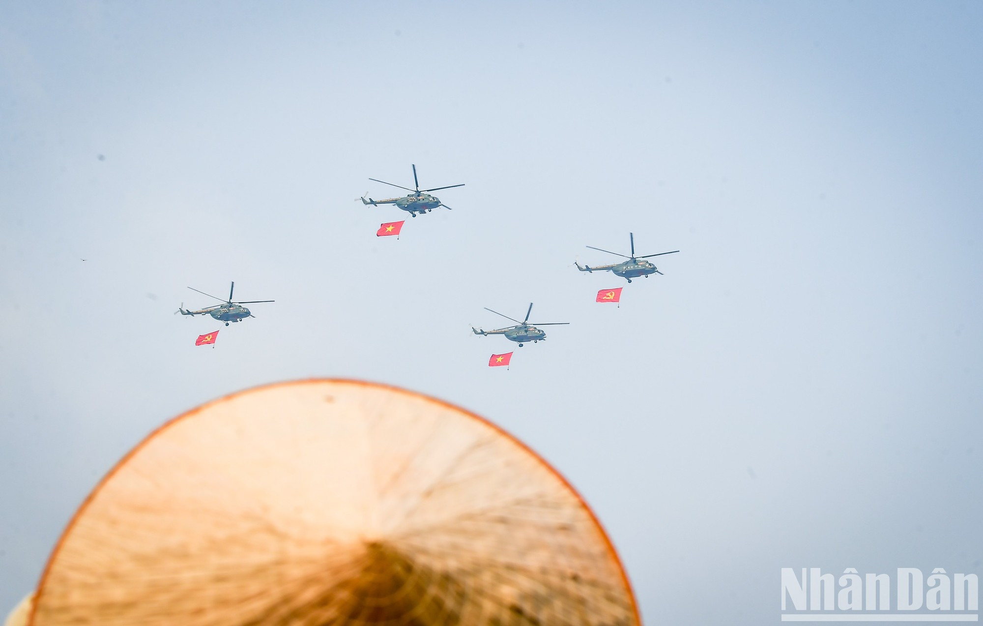 Las banderas nacionales y del Partido en el cielo de Dien Bien Phu.