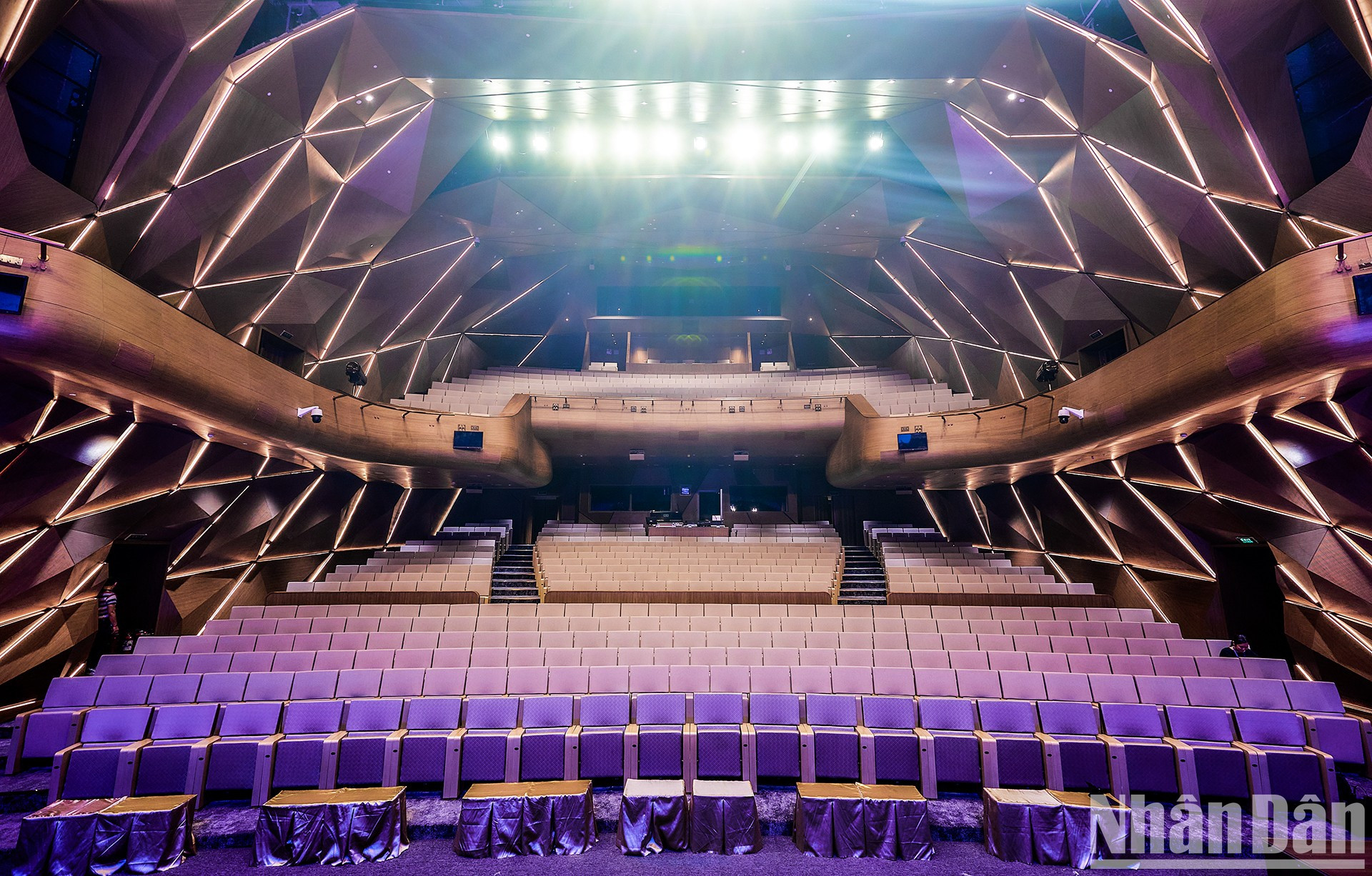 El sistema de iluminación fue instalado por el contratista que instaló los sistemas de audio de la Ópera Metropolitana de Nueva York, una de las diez obras más famosas del mundo.