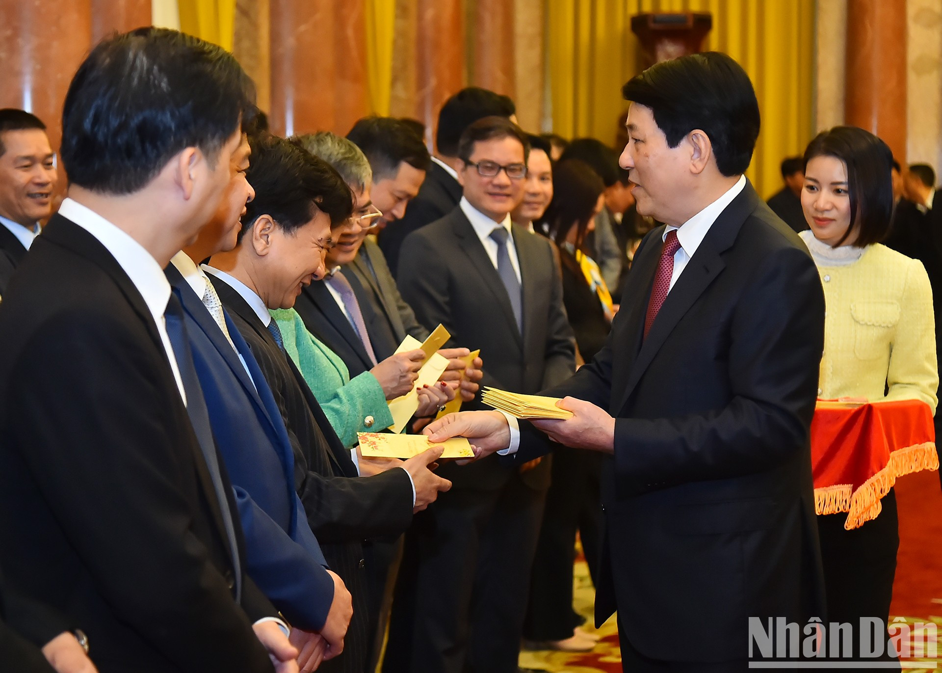 El presidente vietnamita, Luong Cuong, entrega dinero de suerte a los funcionarios y el personal de la Oficina Presidencial en la reunión.