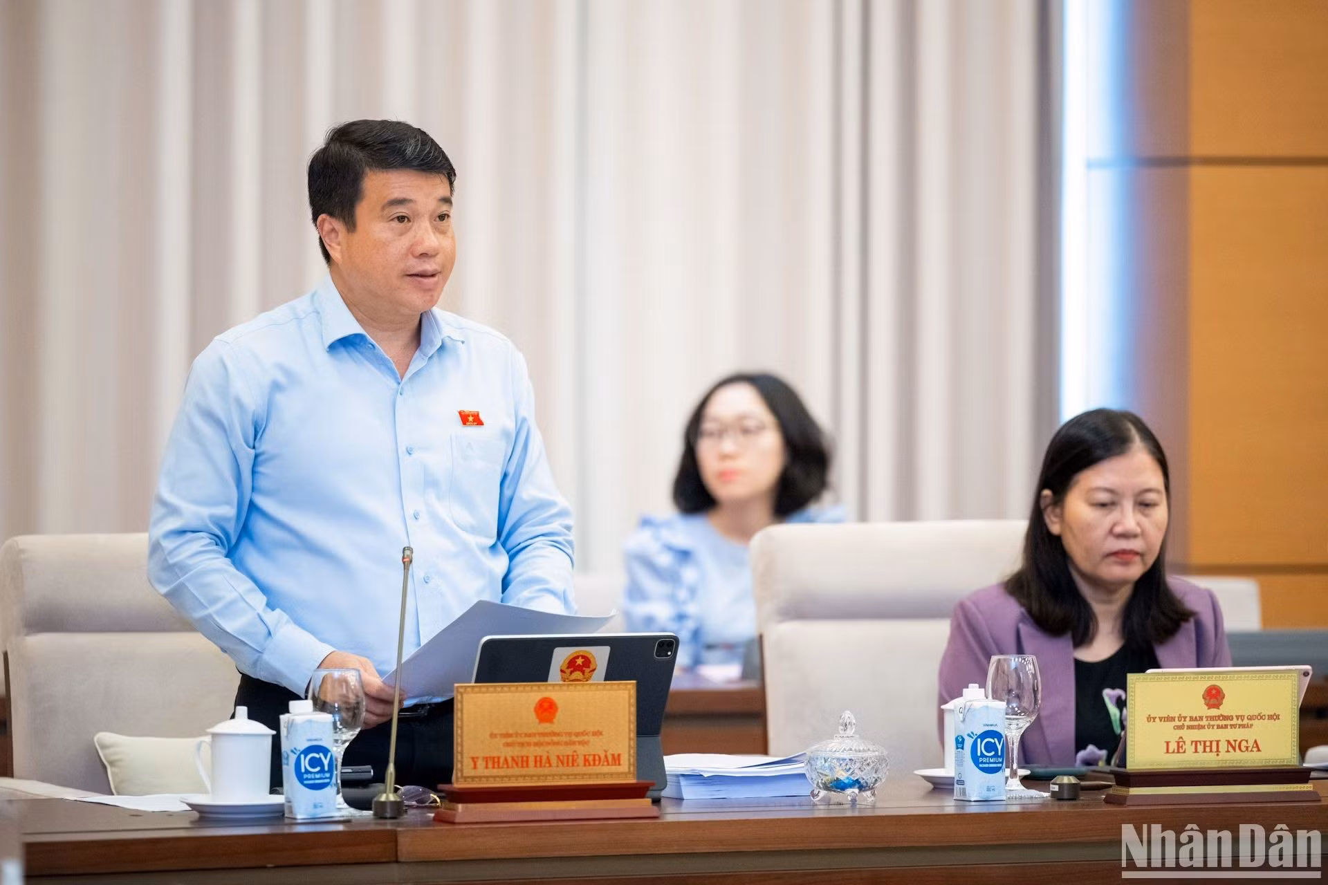 El presidente del Consejo de Asuntos Étnicos, Y Thanh Ha Nie, presenta un resumen de la propuesta para desarrollar un proyecto que modifica y complementa varios artículos de la Ley de Supervisión de las Actividades de la Asamblea Nacional y los Consejos Populares.