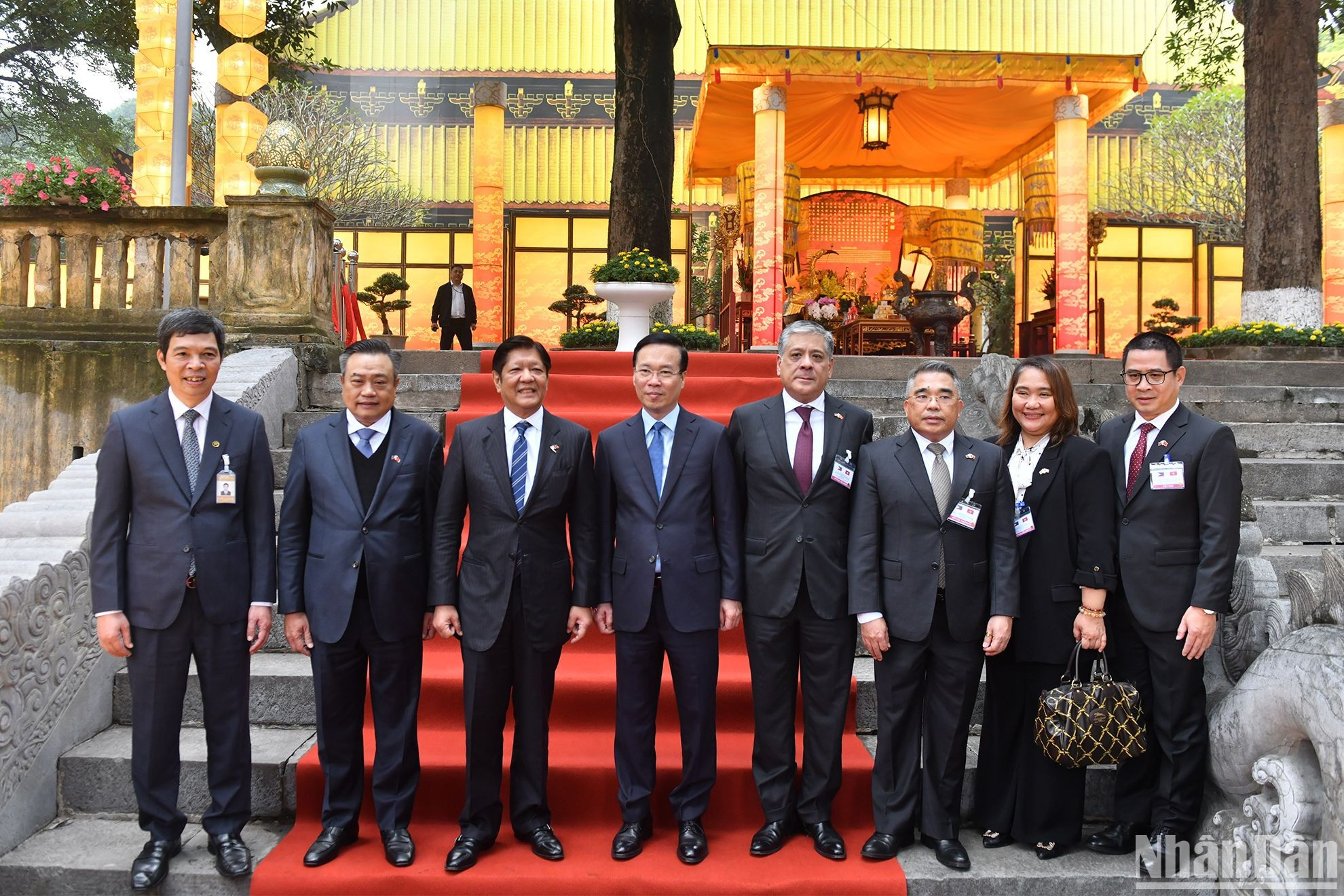 Los dos dirigentes y los delegados en el Palacio de Kinh Thien. Los dos dirigentes y los delegados en el Palacio de Kinh Thien.