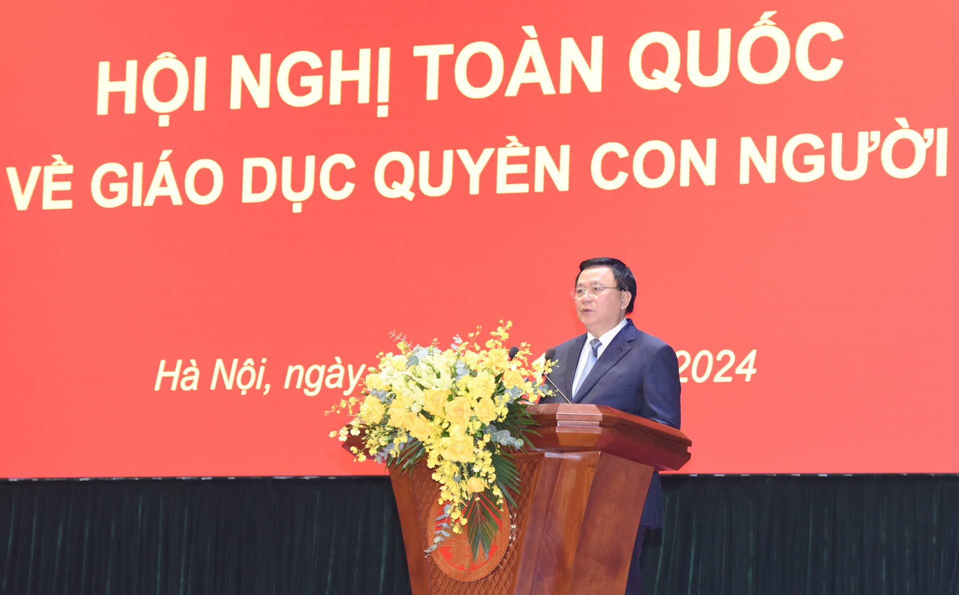 El profesor y doctor Nguyen Xuan Thang, director de la Academia Nacional de Política Ho Chi Minh y presidente del Consejo Teórico Central, pronuncia un discurso de apertura. El profesor y doctor Nguyen Xuan Thang, director de la Academia Nacional de Política Ho Chi Minh y presidente del Consejo Teórico Central, pronuncia un discurso de apertura.