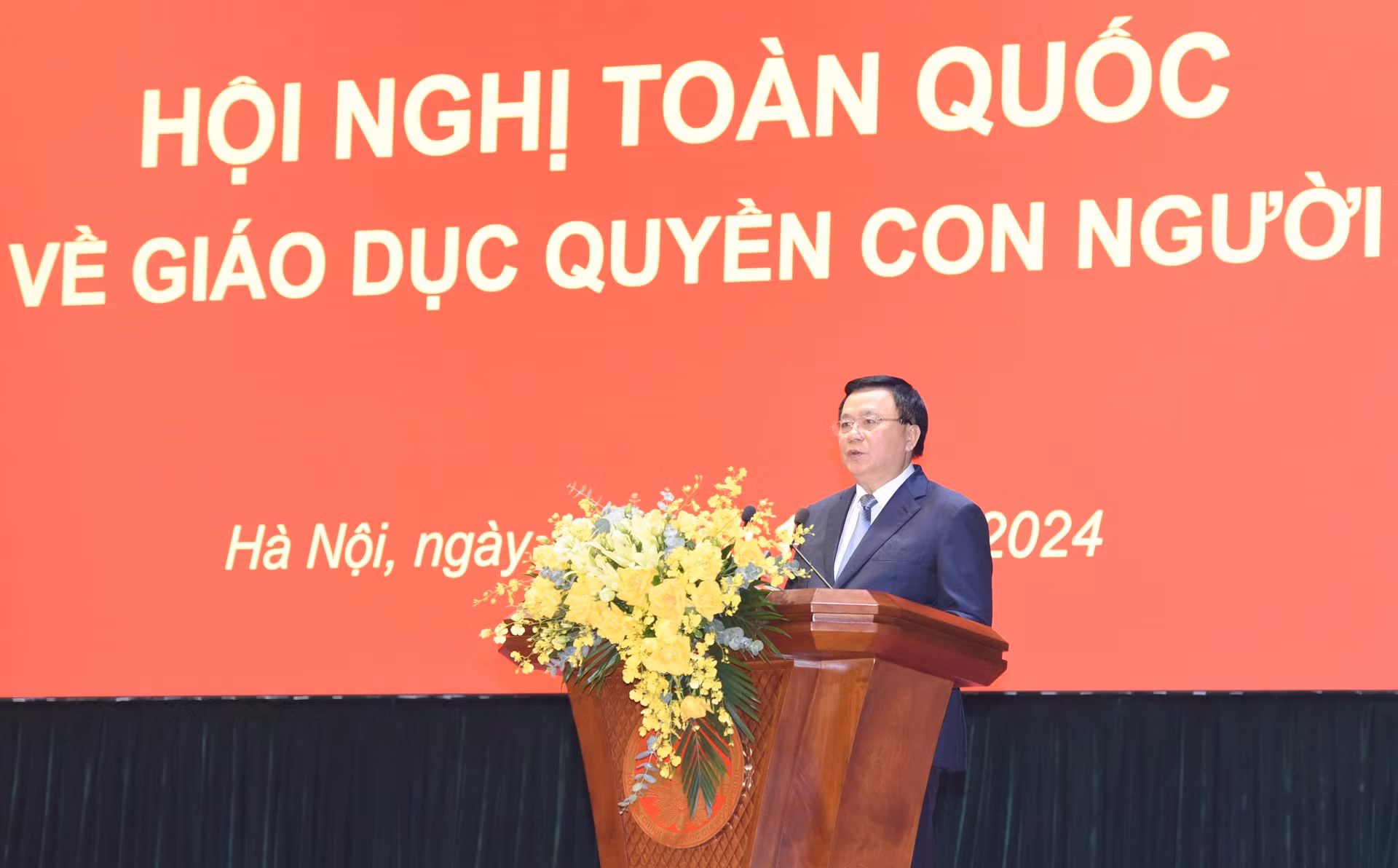 El profesor y doctor Nguyen Xuan Thang, director de la Academia Nacional de Política Ho Chi Minh y presidente del Consejo Teórico Central, pronuncia un discurso de apertura.