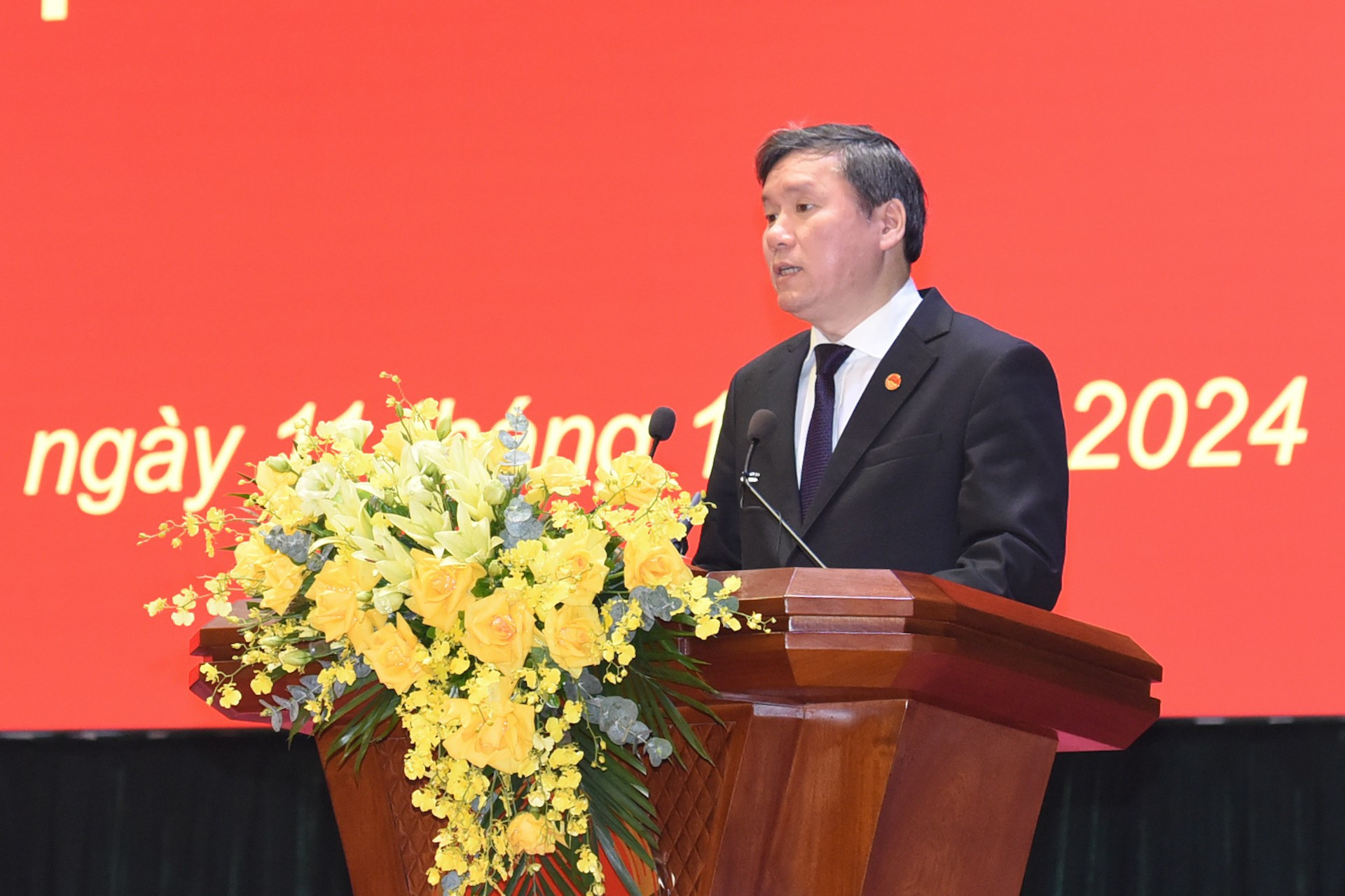 El profesor y doctor Le Van Loi, subdirector de la Academia Nacional de Política Ho Chi Minh, habla en la cita. El profesor y doctor Le Van Loi, subdirector de la Academia Nacional de Política Ho Chi Minh, habla en la cita.