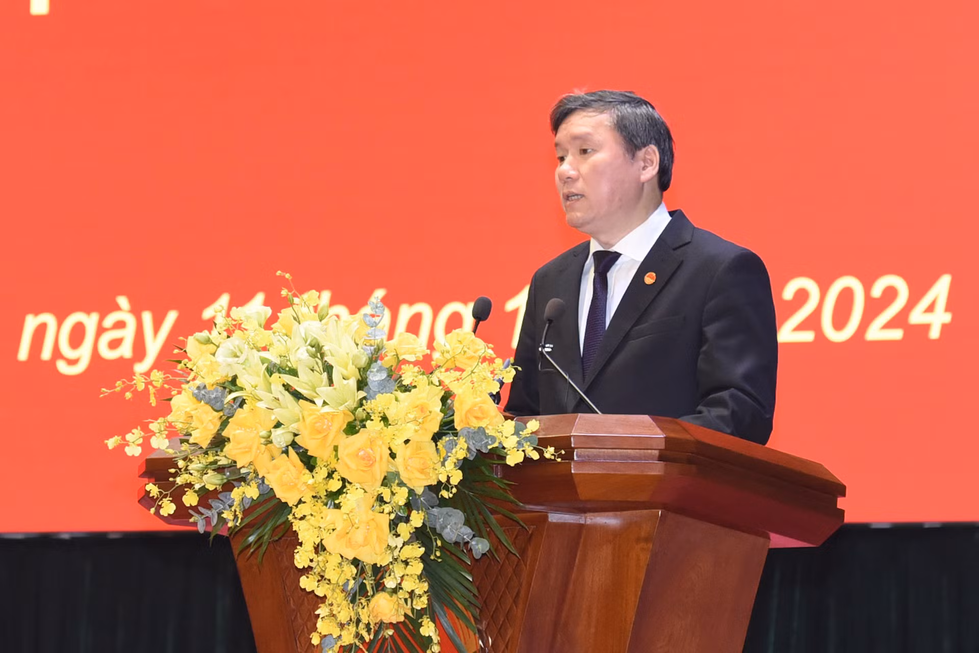 El profesor y doctor Le Van Loi, subdirector de la Academia Nacional de Política Ho Chi Minh, habla en la cita.
