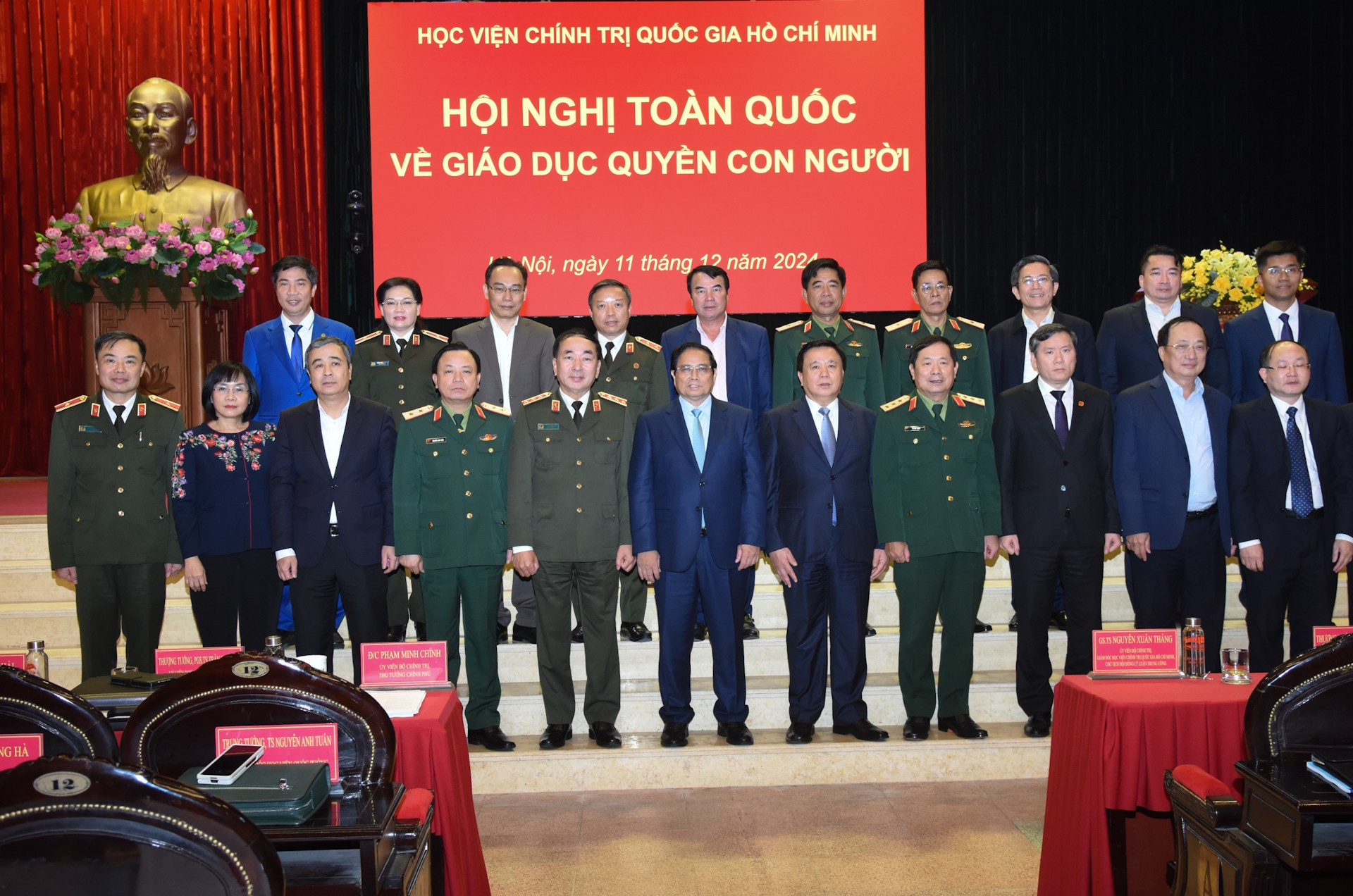 El primer ministro vietnamita, Pham Minh Chinh, y los delegados. El primer ministro vietnamita, Pham Minh Chinh, y los delegados.