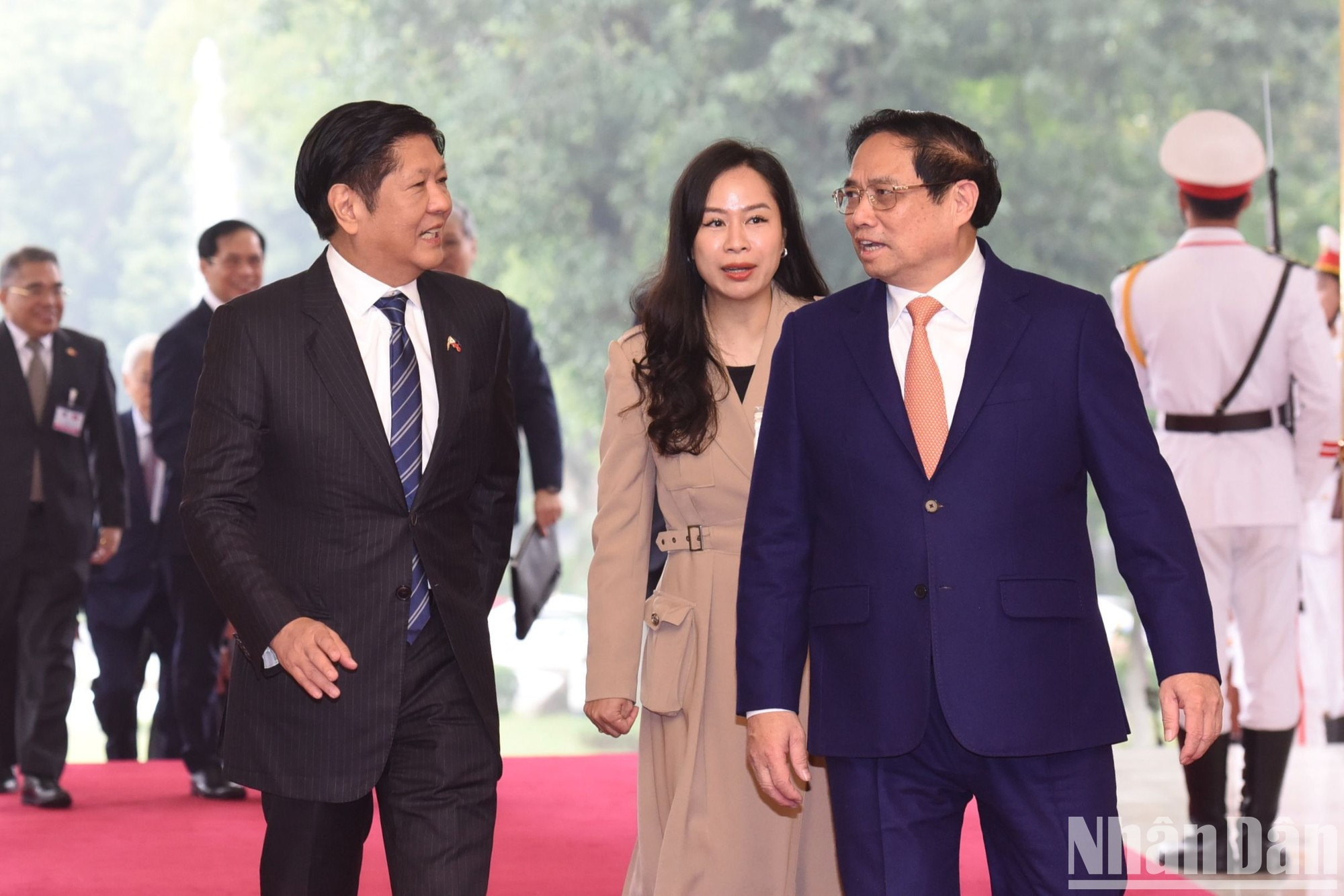 El primer ministro vietnamita, Pham Minh Chinh, recibe al presidente filipino, Ferdinand Romualdez Marcos Jr. El primer ministro vietnamita, Pham Minh Chinh, recibe al presidente filipino, Ferdinand Romualdez Marcos Jr.