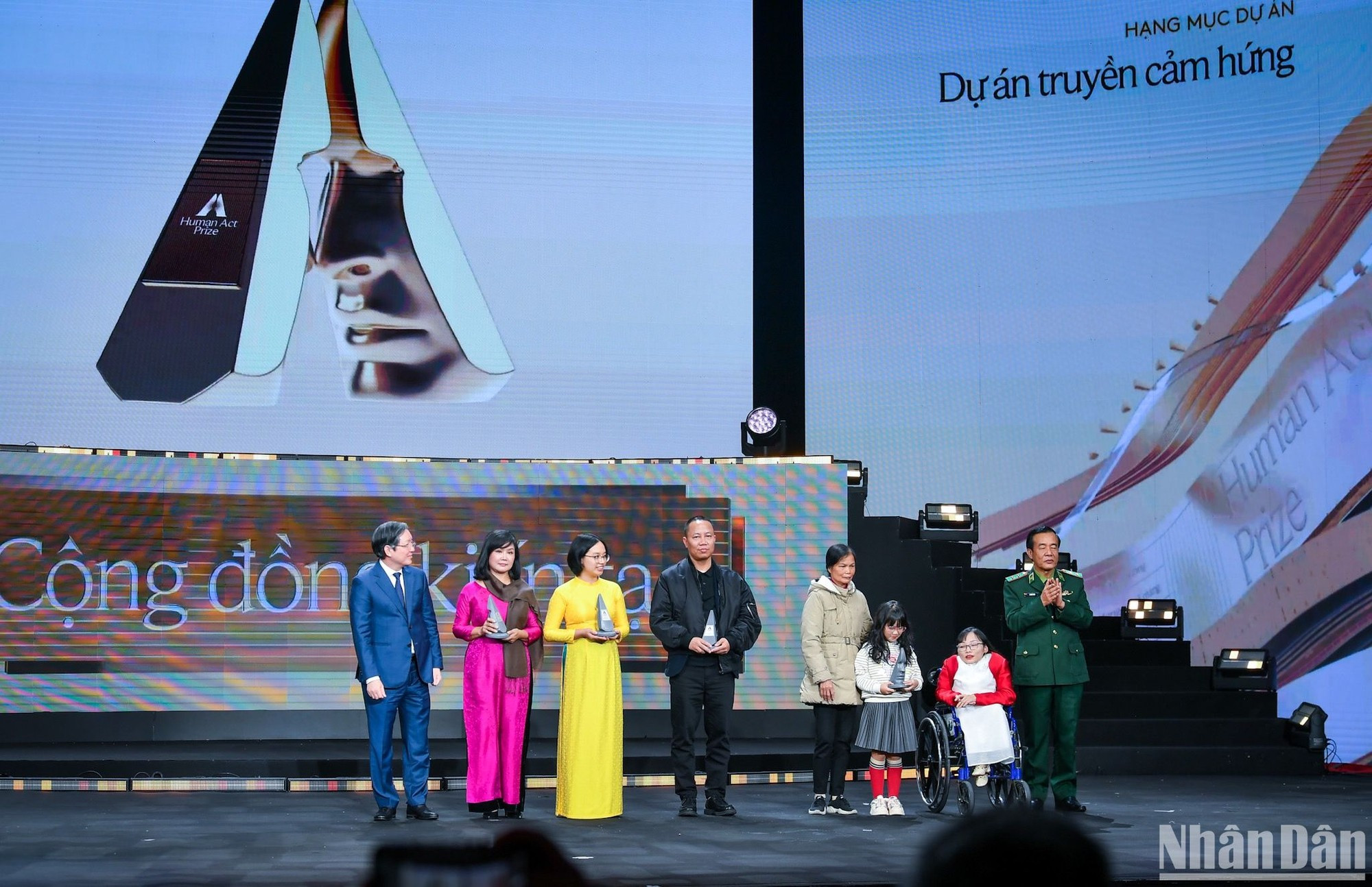 El teniente general Le Duc Thai, de alto mando de la Guardia Fronteriza y Luong Quoc Doan, presidente de la Unión de Agricultores de Vietnam entregan el premio al Proyecto Inspirador. El teniente general Le Duc Thai, de alto mando de la Guardia Fronteriza y Luong Quoc Doan, presidente de la Unión de Agricultores de Vietnam entregan el premio al Proyecto Inspirador.