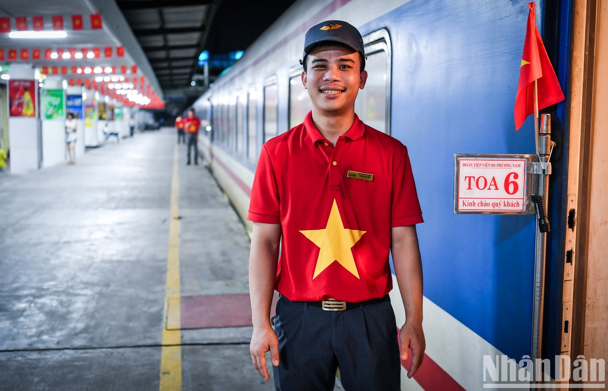 "Es la primera vez que operamos un tren tan especial. Estamos muy orgullosos y contentos", afirma un empleado del tren.
