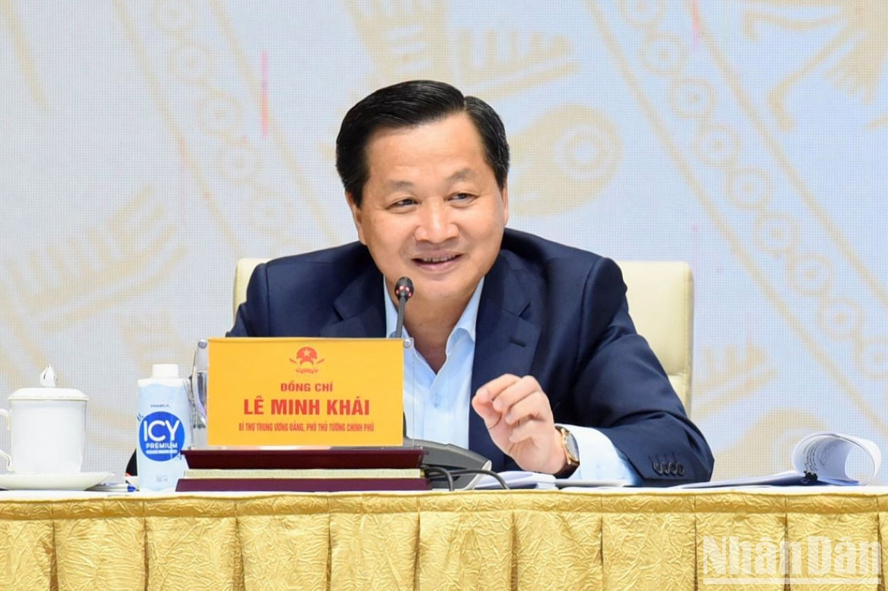 El viceprimer ministro Le Minh Khai en la cita.