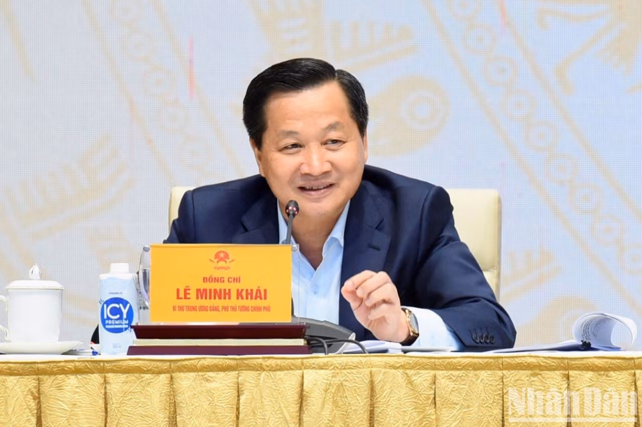 El viceprimer ministro Le Minh Khai en la cita.