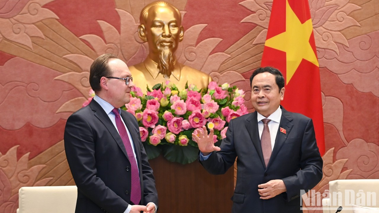 El máximo dirigente legislativo vietnamita y el embajador ruso Gennady Bezdetko. El máximo dirigente legislativo vietnamita y el embajador ruso Gennady Bezdetko.