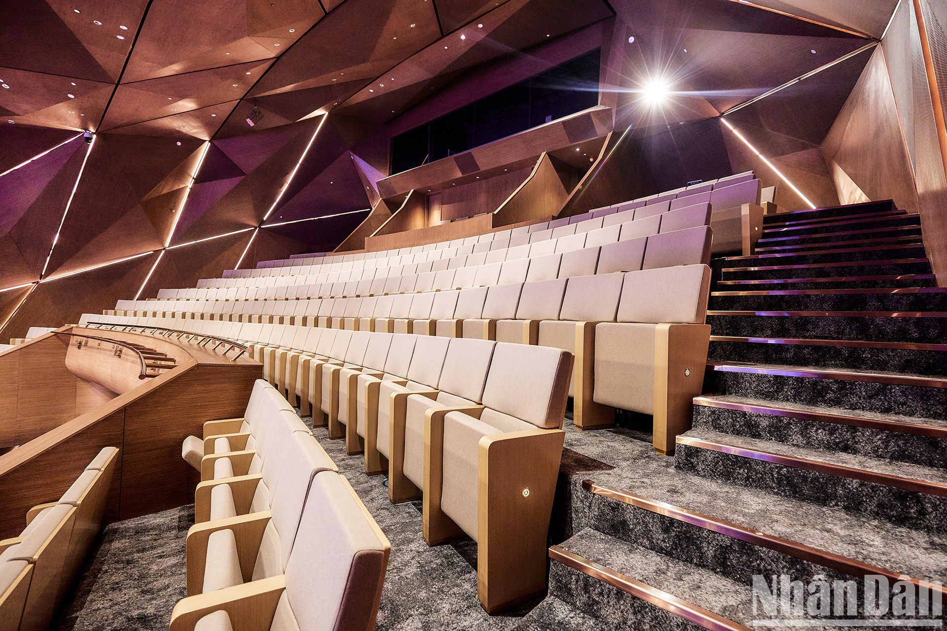 Cada asiento está equipado con salidas de aire acondicionado para distribuir la temperatura de manera uniforme.