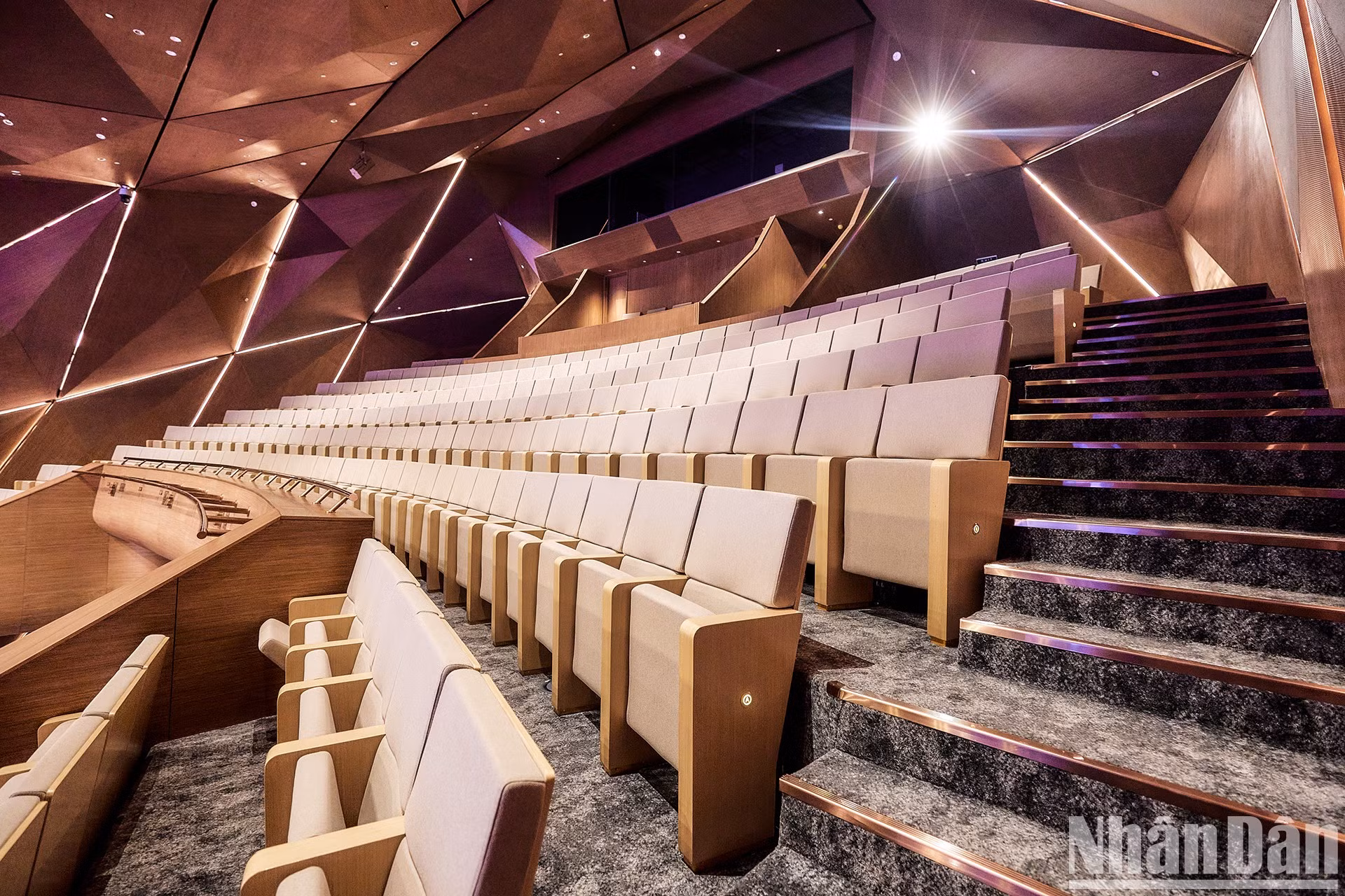 Cada asiento está equipado con salidas de aire acondicionado para distribuir la temperatura de manera uniforme. Cada asiento está equipado con salidas de aire acondicionado para distribuir la temperatura de manera uniforme.