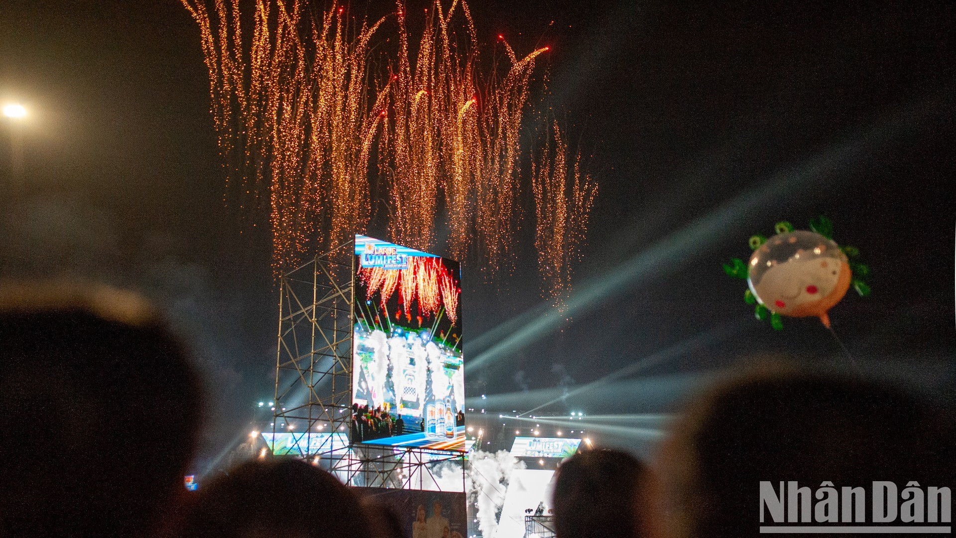 Los fuegos artificiales dan la bienvenida al Año Nuevo tras la cuenta regresiva. Los fuegos artificiales dan la bienvenida al Año Nuevo tras la cuenta regresiva.