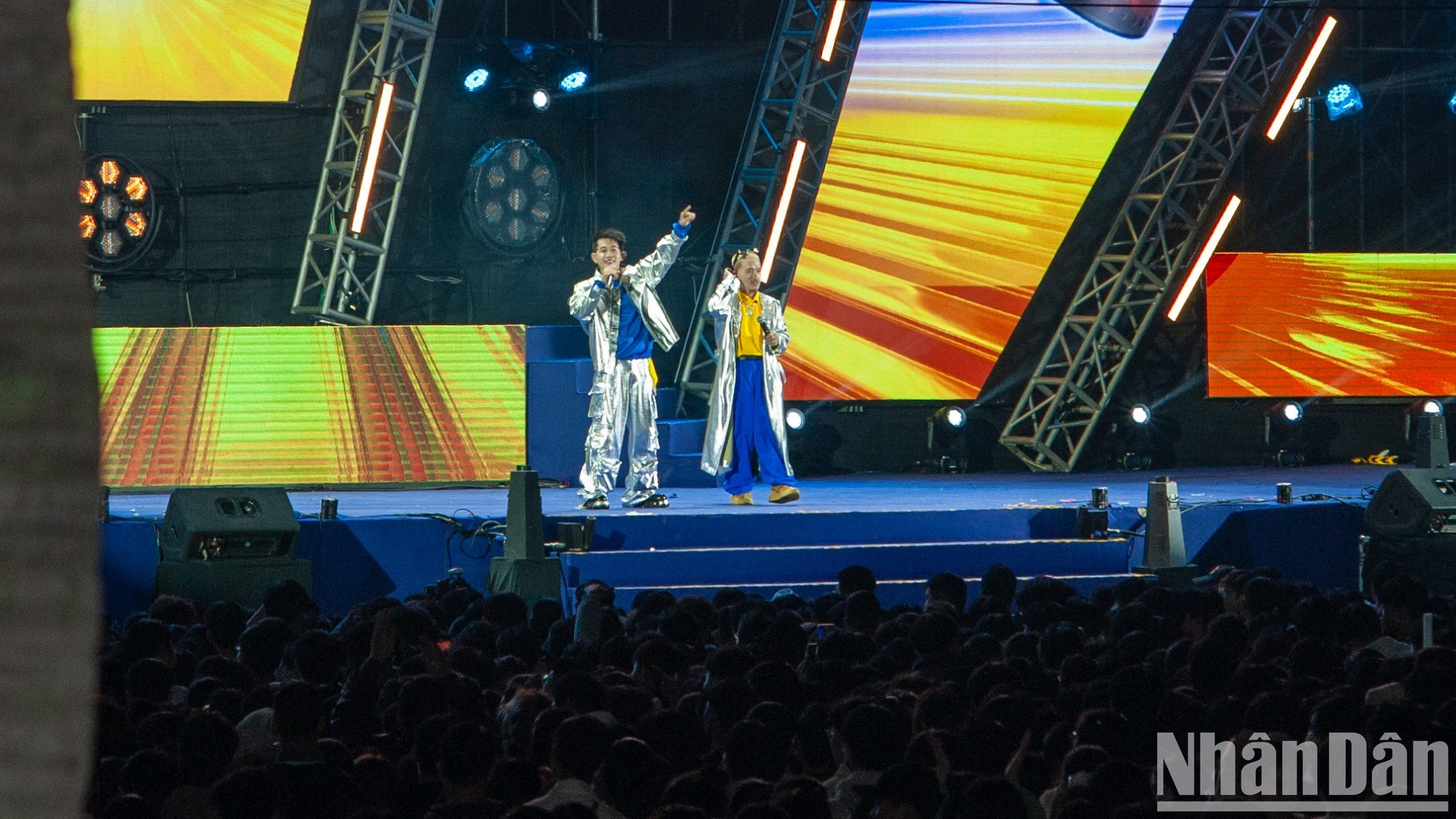 El programa cuenta con la participación de muchos cantantes famosos. El programa cuenta con la participación de muchos cantantes famosos.