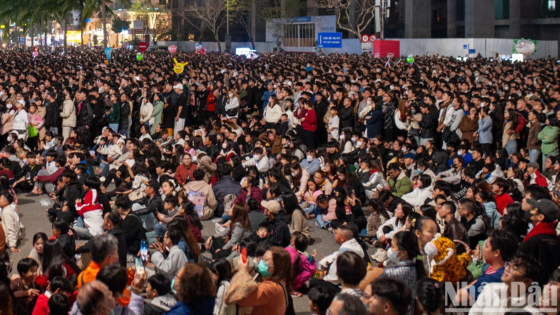 En la ciudad de Da Nang, numerosos ciudadanos y visitantes con sus familiares y amigos esperan la llegada del Año Nuevo. En la ciudad de Da Nang, numerosos ciudadanos y visitantes con sus familiares y amigos esperan la llegada del Año Nuevo.