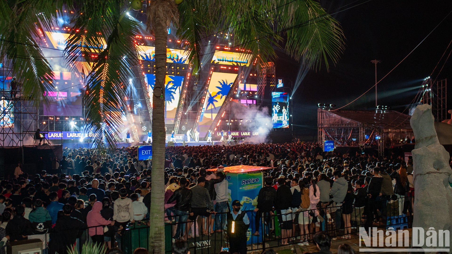 El escenario está abarrotado. El escenario está abarrotado.