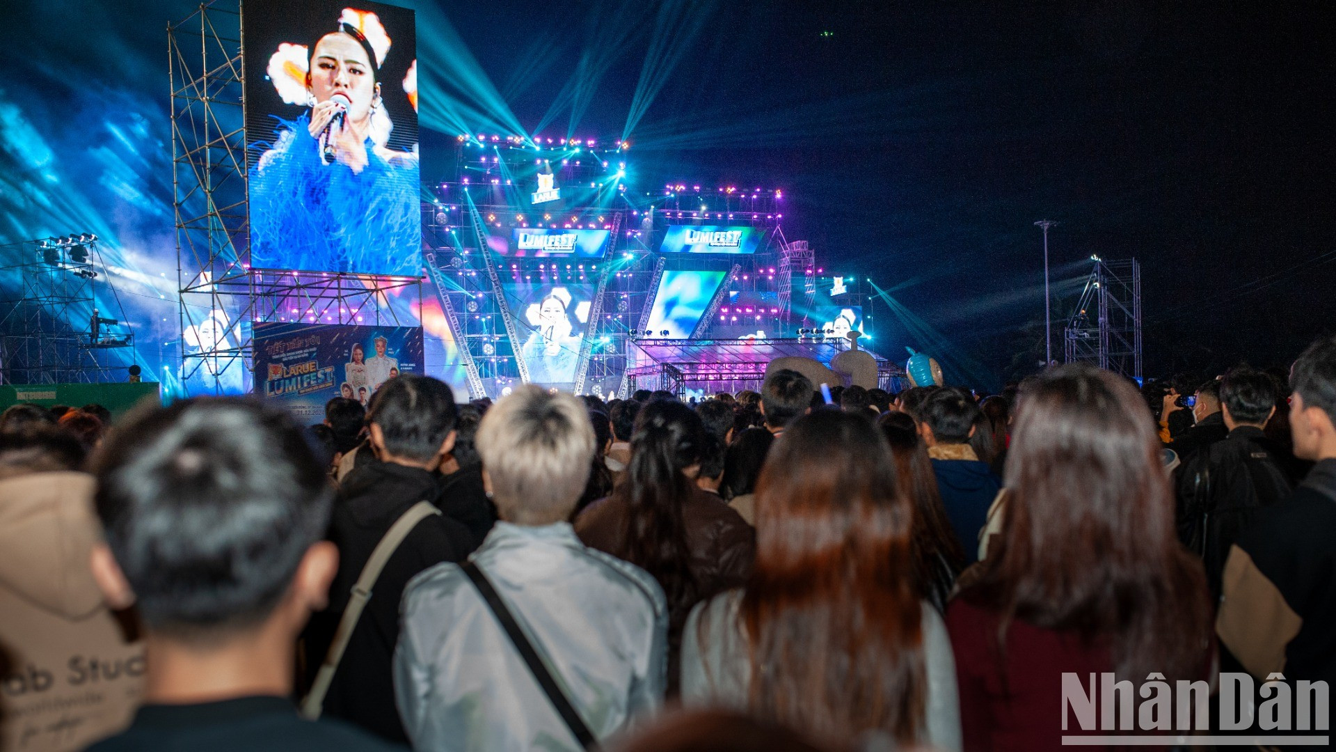 Los artistas animan a la multitud a dar la bienvenida al año 2025. Los artistas animan a la multitud a dar la bienvenida al año 2025.