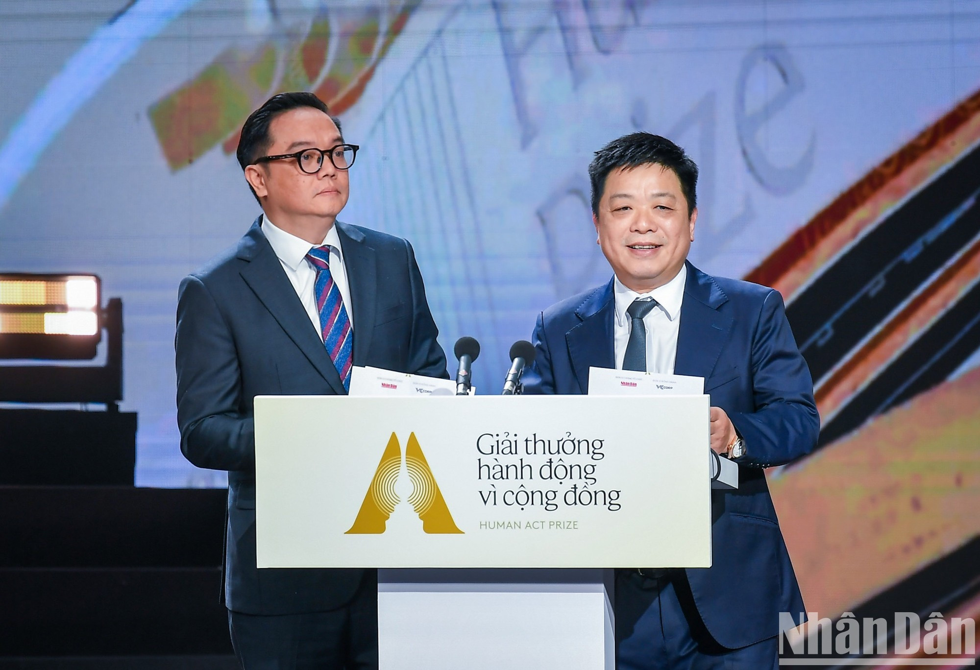 Que Dinh Nguyen, vicepresidente-editor del periódico Nhan Dan (Pueblo) y Pham Thai Lai, director del Centro de Información Económica de la Confederación de Comercio e Industria de Vietnam, anuncia los proyectos ganadores de la categoría de Ideas para la Comunidad. Que Dinh Nguyen, vicepresidente-editor del periódico Nhan Dan (Pueblo) y Pham Thai Lai, director del Centro de Información Económica de la Confederación de Comercio e Industria de Vietnam, anuncia los proyectos ganadores de la categoría de Ideas para la Comunidad.