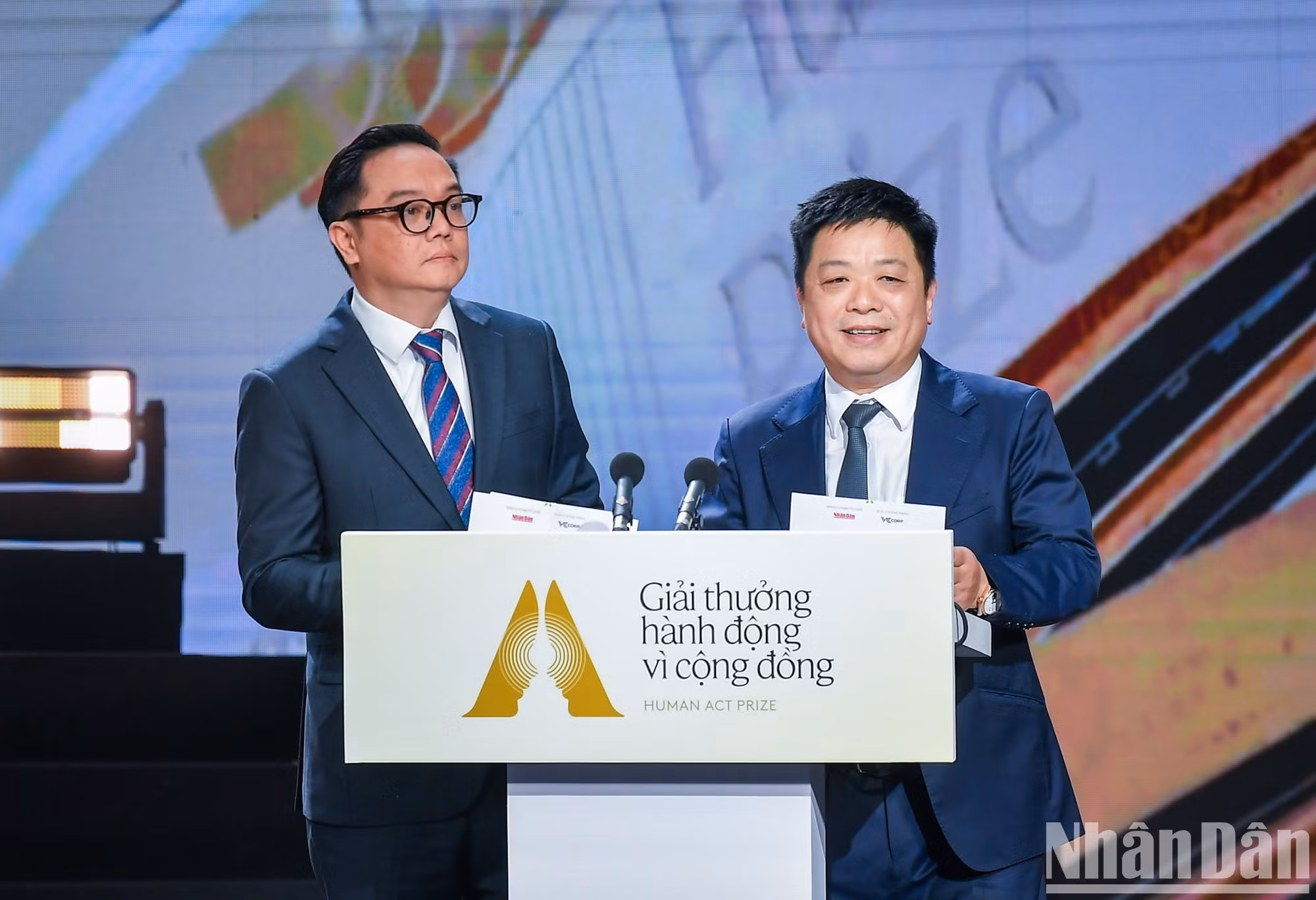 Que Dinh Nguyen, vicepresidente-editor del periódico Nhan Dan (Pueblo) y Pham Thai Lai, director del Centro de Información Económica de la Confederación de Comercio e Industria de Vietnam, anuncia los proyectos ganadores de la categoría de Ideas para la Comunidad.