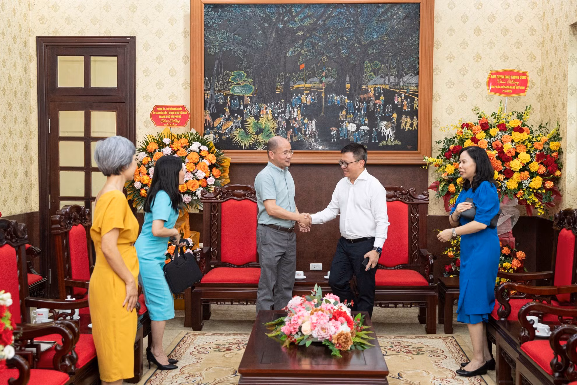 En el encuentro con la delegación del Grupo de Correos y Telecomunicaciones de Vietnam. En el encuentro con la delegación del Grupo de Correos y Telecomunicaciones de Vietnam.