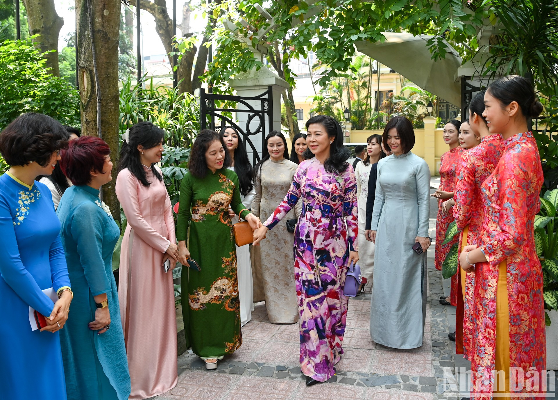 Ngo Phuong Ly, esposa del máximo dirigente vietnamita y los delegados en la reunión.