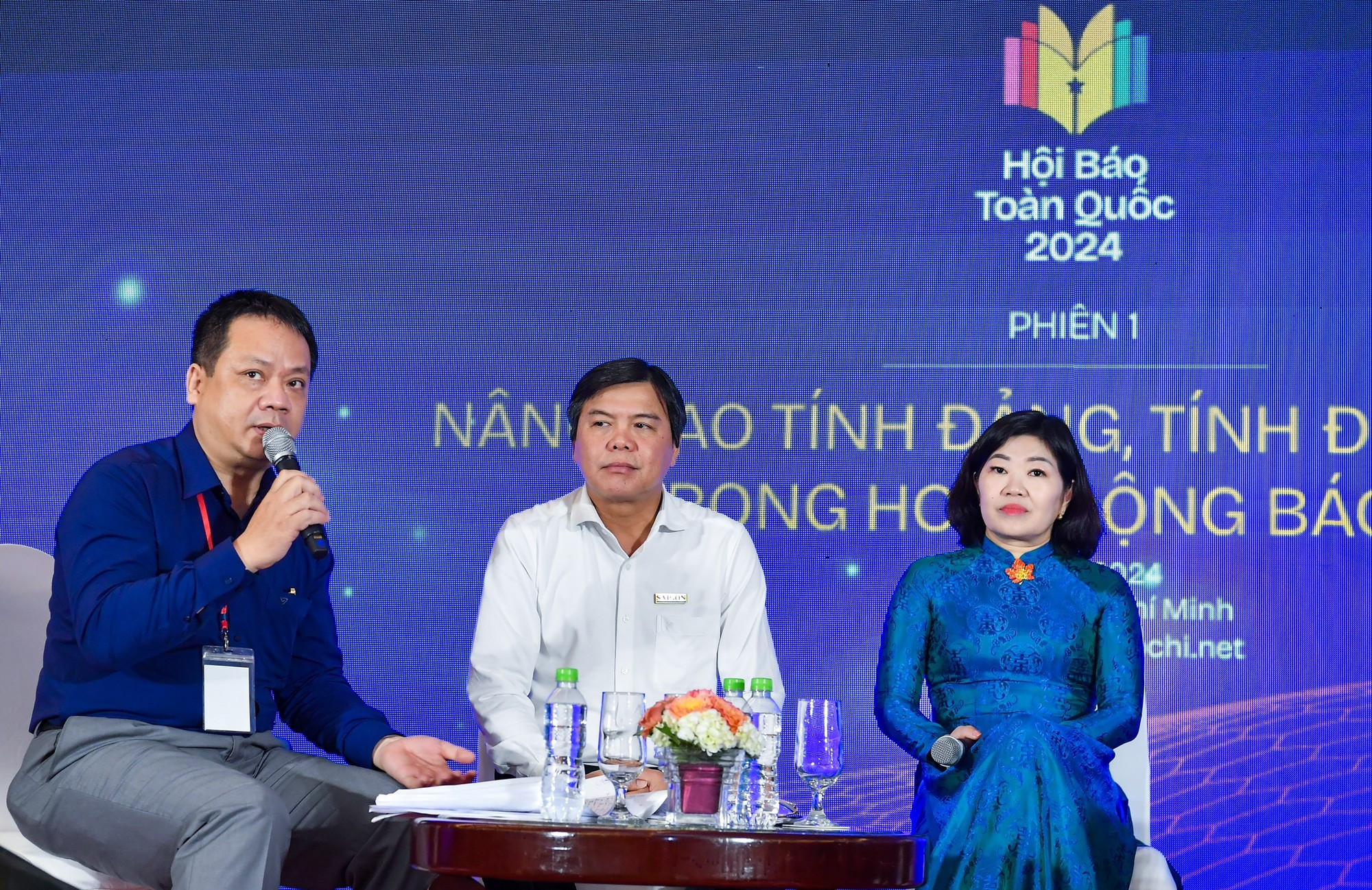 El periodista Song Ha modera la sesión de preguntas y respuestas. El periodista Song Ha modera la sesión de preguntas y respuestas.