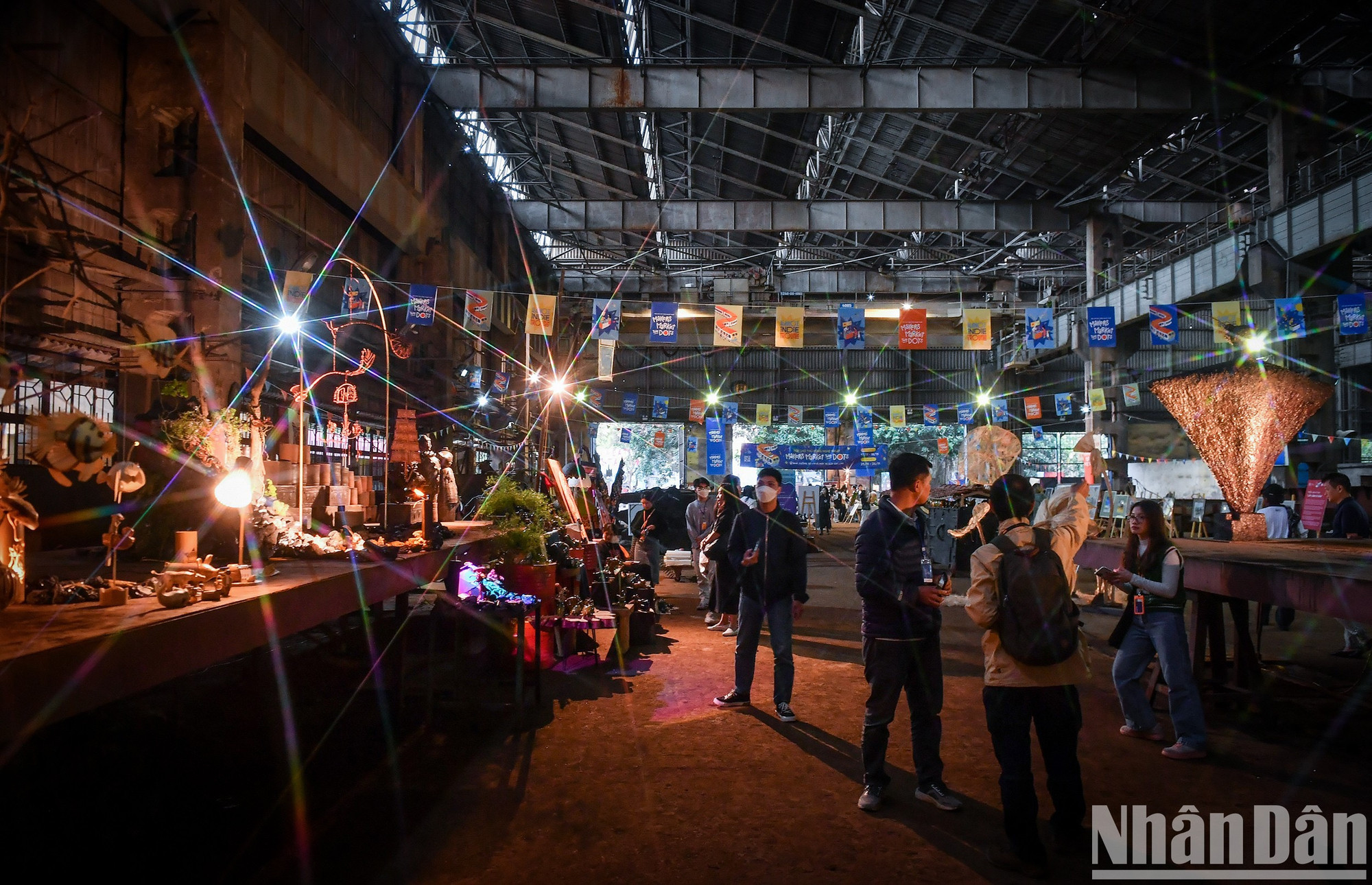 Tras el proceso de renovación, las obras artísticas han creado un espacio reluciente, colorido y mágico en la fábrica de trenes de Gia Lam.