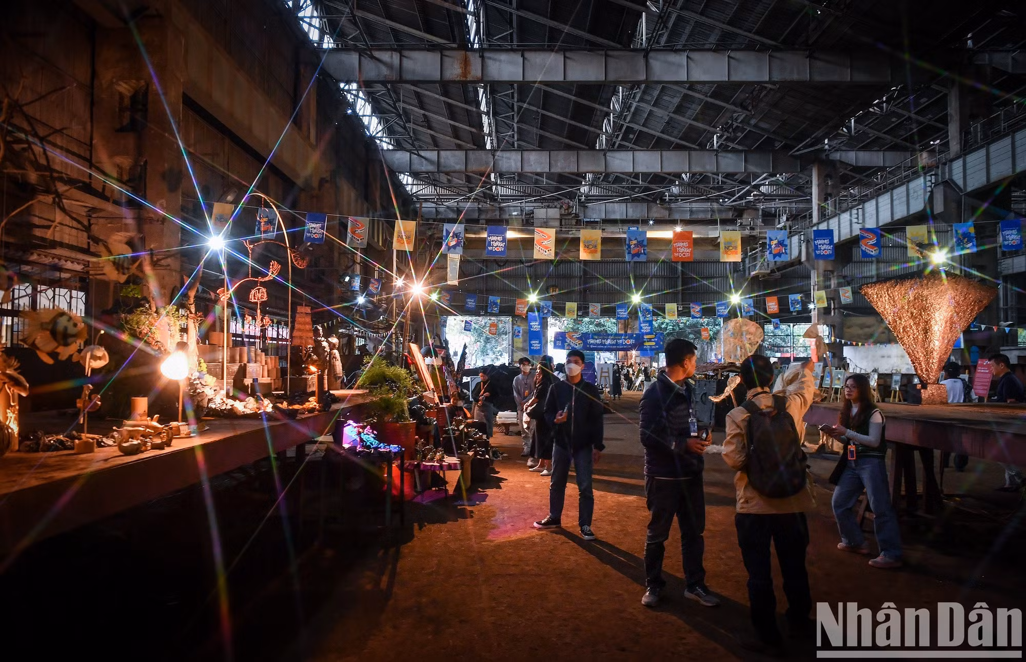 Tras el proceso de renovación, las obras artísticas han creado un espacio reluciente, colorido y mágico en la fábrica de trenes de Gia Lam.