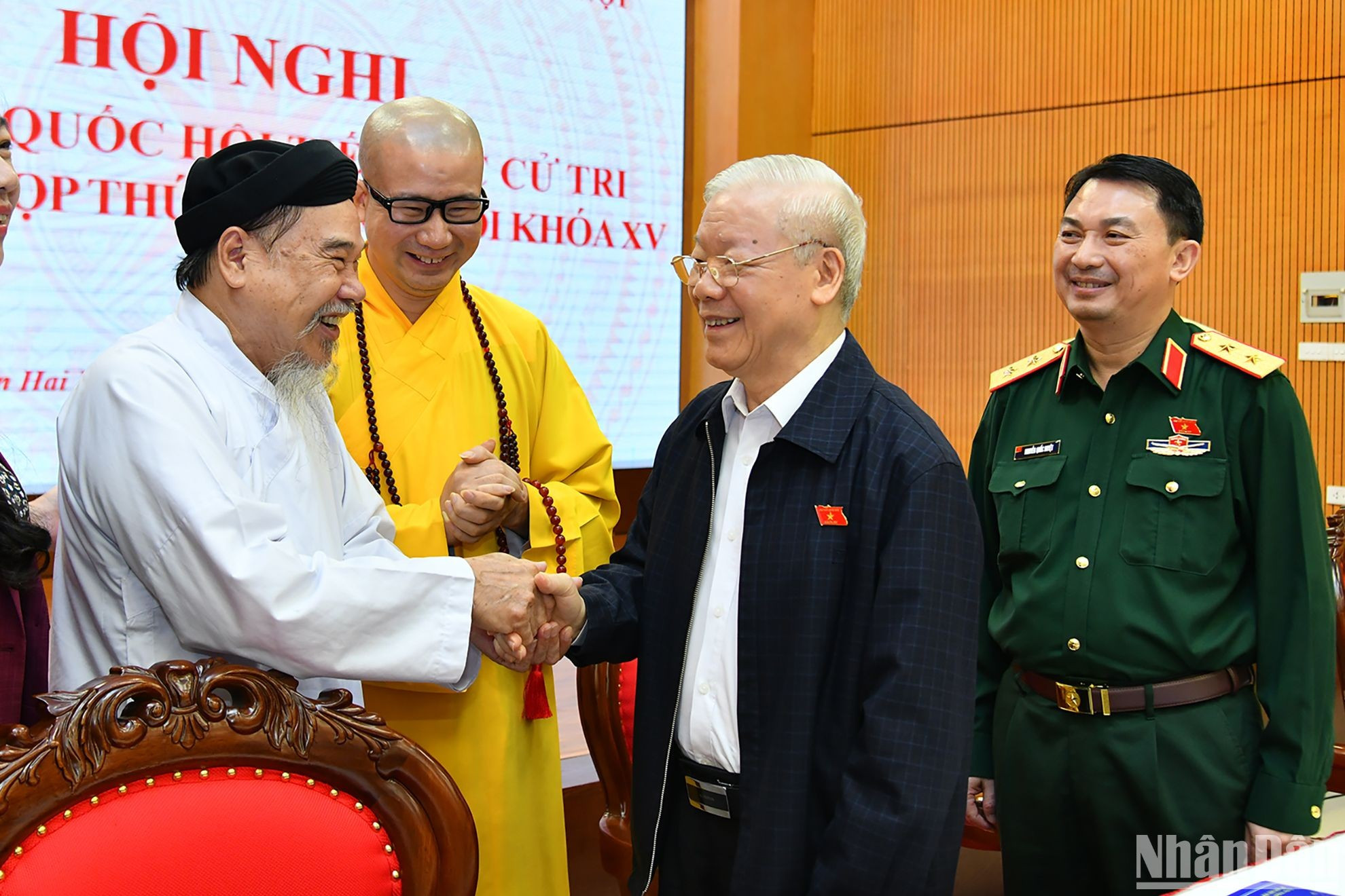 El secretario general Nguyen Phu Trong y votantes que son dignatarios religiosos. El secretario general Nguyen Phu Trong y votantes que son dignatarios religiosos.