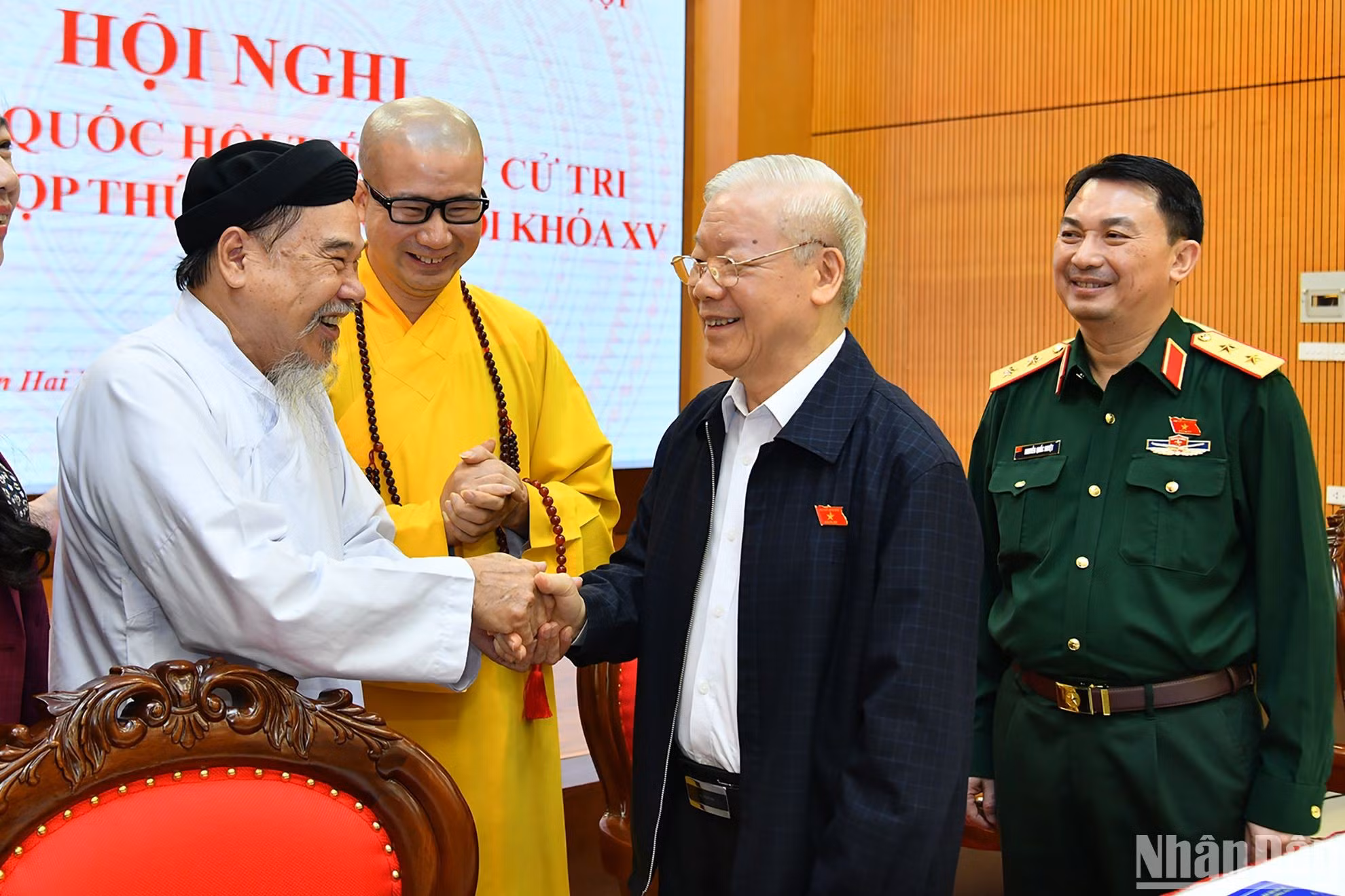 El secretario general Nguyen Phu Trong y votantes que son dignatarios religiosos.