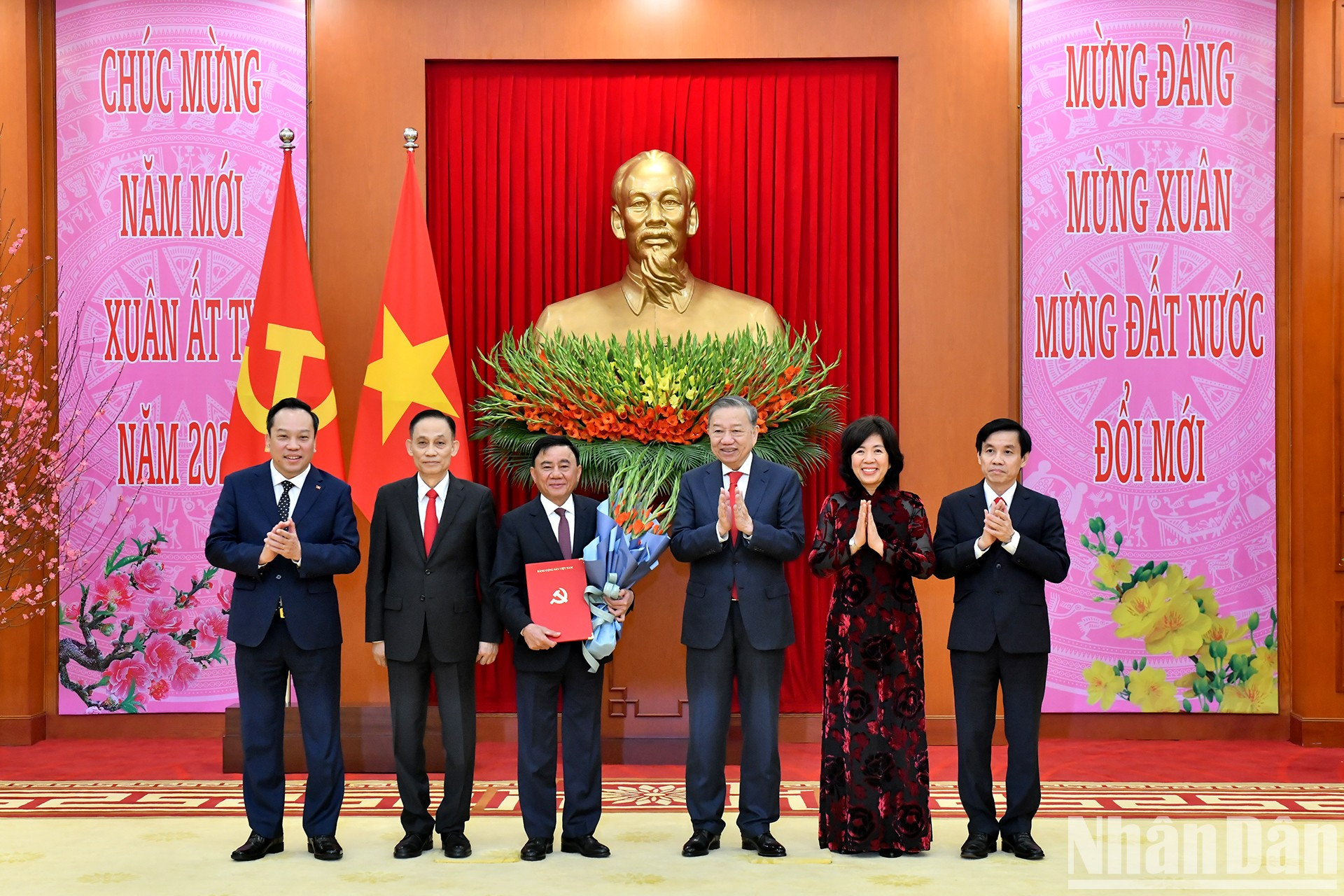 El secretario general del PCV, To Lam, entrega la Decisión sobre el establecimiento, la estructura organizativa, las funciones y tareas de las entidades partidistas para el período 2020-2025. El secretario general del PCV, To Lam, entrega la Decisión sobre el establecimiento, la estructura organizativa, las funciones y tareas de las entidades partidistas para el período 2020-2025.