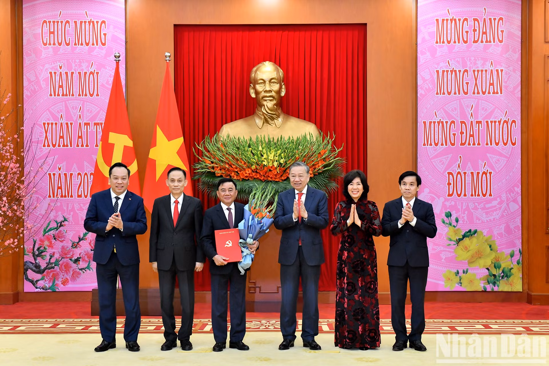 El secretario general del PCV, To Lam, entrega la Decisión sobre el establecimiento, la estructura organizativa, las funciones y tareas de las entidades partidistas para el período 2020-2025. El secretario general del PCV, To Lam, entrega la Decisión sobre el establecimiento, la estructura organizativa, las funciones y tareas de las entidades partidistas para el período 2020-2025.